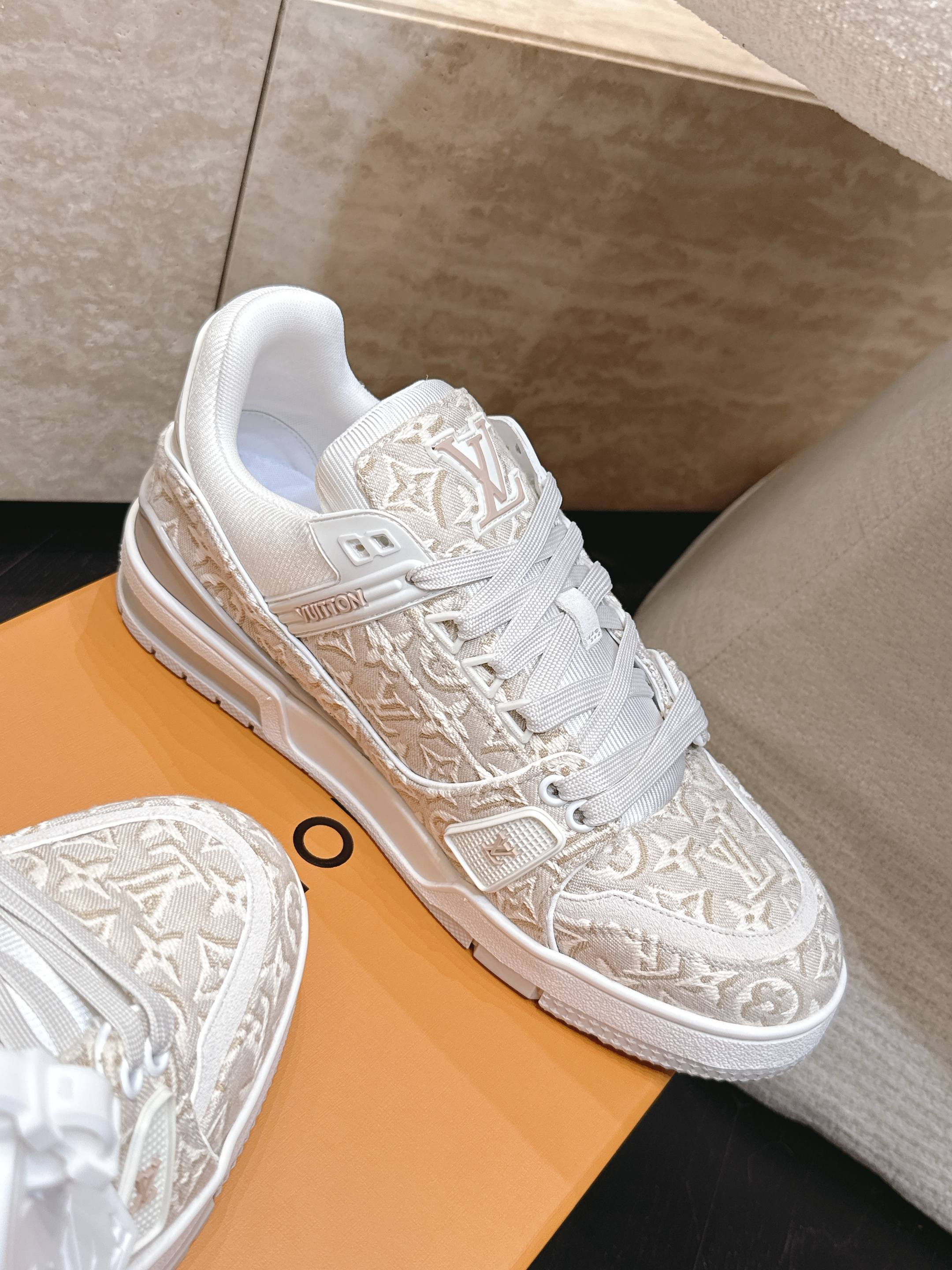 顶级版本： 情侣款 新色系！ LV trainer~~全新升级版~~经典回归❗ 情侣款，滑板鞋，篮球鞋，运动鞋…… LV