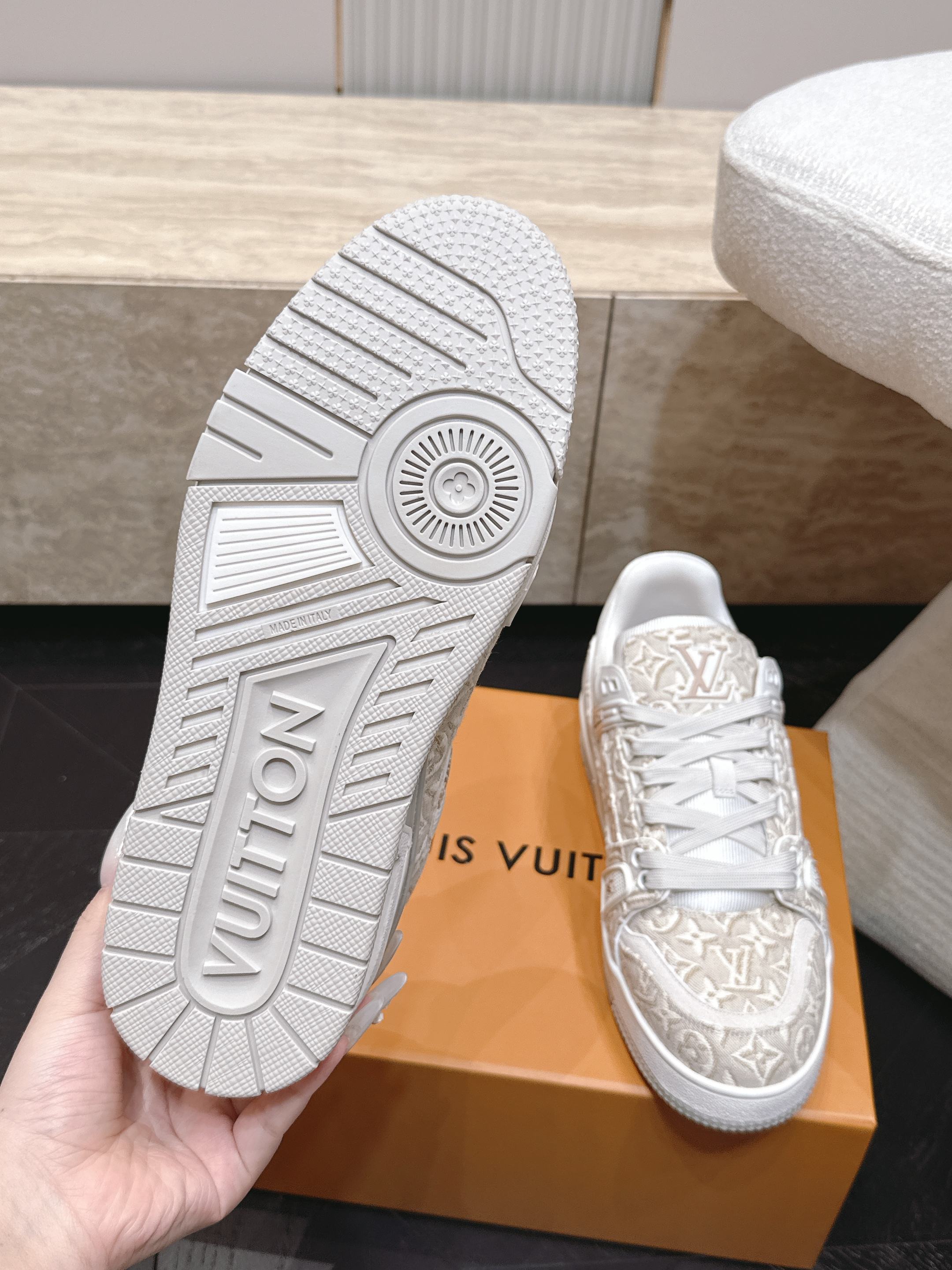 顶级版本： 情侣款 新色系！ LV trainer~~全新升级版~~经典回归❗ 情侣款，滑板鞋，篮球鞋，运动鞋…… LV