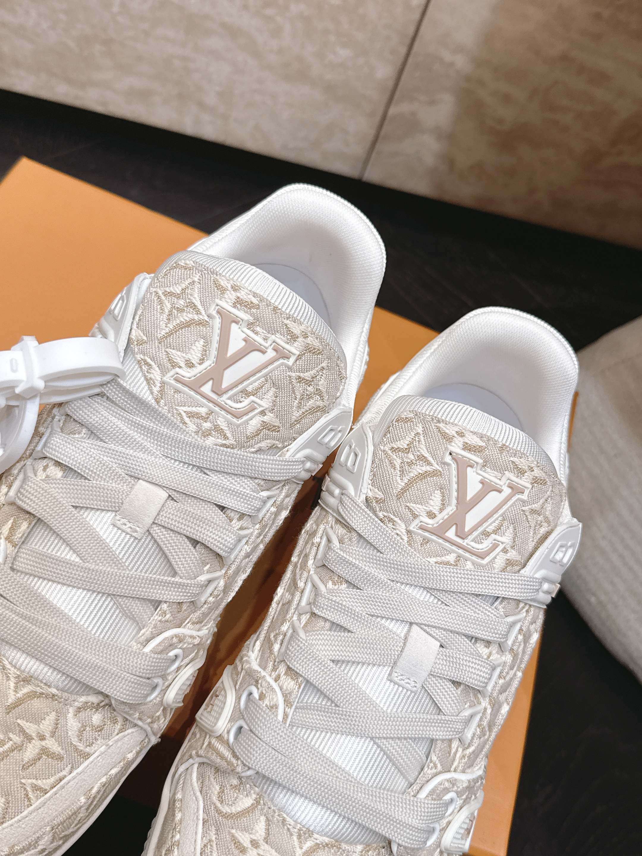 顶级版本： 情侣款 新色系！ LV trainer~~全新升级版~~经典回归❗ 情侣款，滑板鞋，篮球鞋，运动鞋…… LV