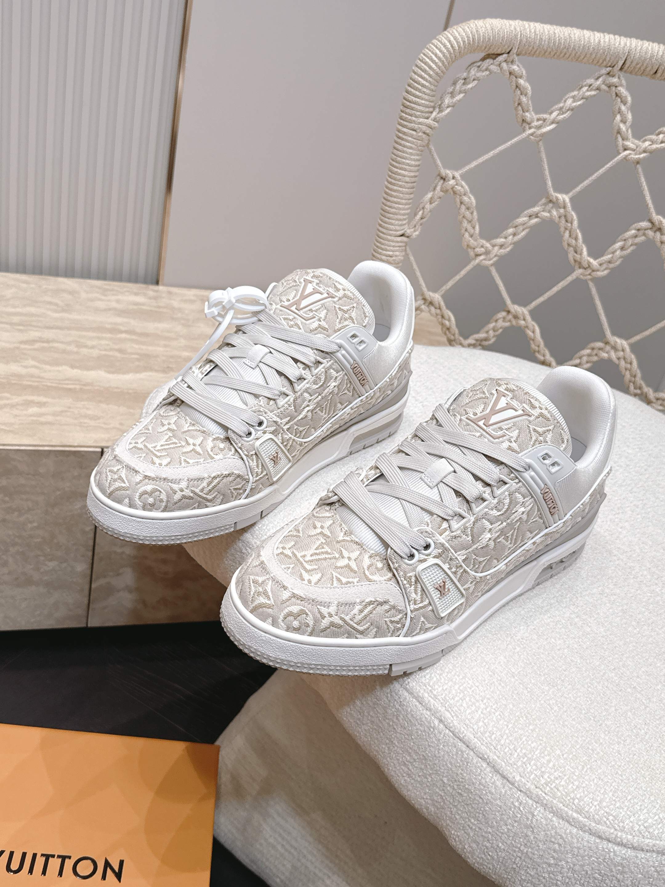 顶级版本： 情侣款 新色系！ LV trainer~~全新升级版~~经典回归❗ 情侣款，滑板鞋，篮球鞋，运动鞋…… LV