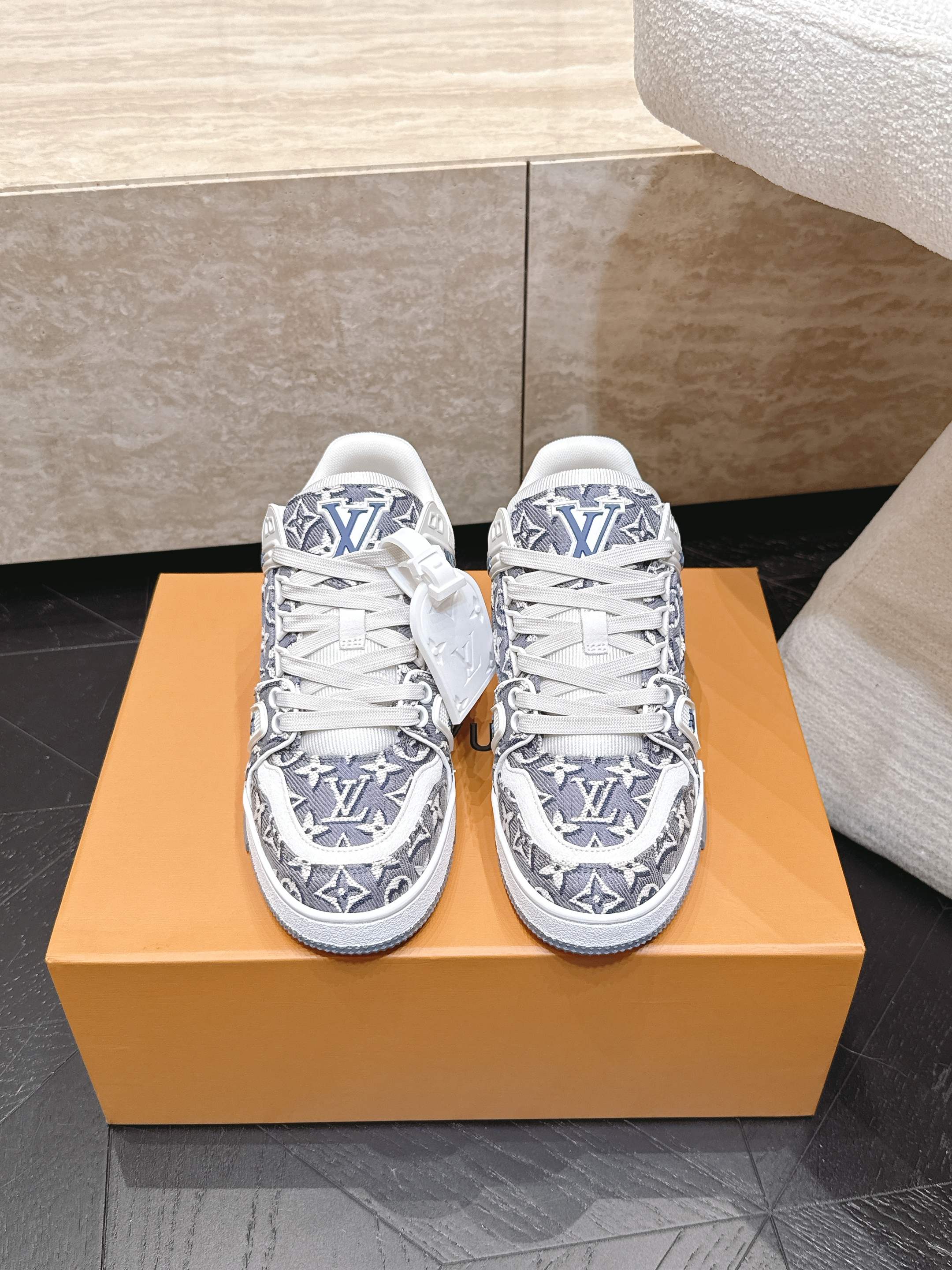 顶级版本: 情侣款 新色系! LV trainer~~全新升级版~~经典回归❗ 情侣款,滑板鞋,篮球鞋,运动鞋…… LV 顶级版本: 情侣款 新色系! LV trainer~~全新升级版~~经典回归❗ 情侣款,滑板鞋,篮球鞋,运动鞋…… LV