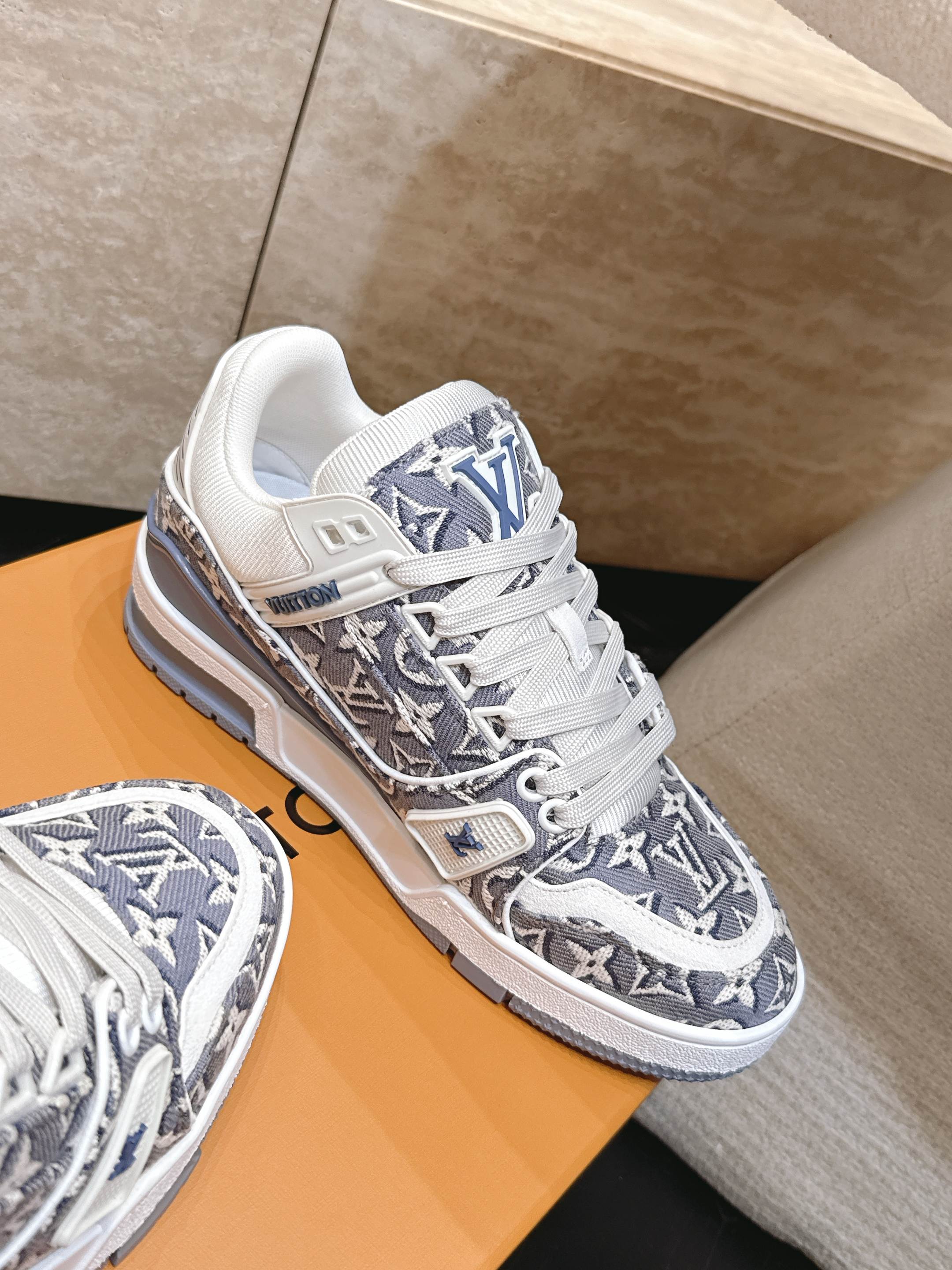 顶级版本: 情侣款 新色系! LV trainer~~全新升级版~~经典回归❗ 情侣款,滑板鞋,篮球鞋,运动鞋…… LV 顶级版本: 情侣款 新色系! LV trainer~~全新升级版~~经典回归❗ 情侣款,滑板鞋,篮球鞋,运动鞋…… LV