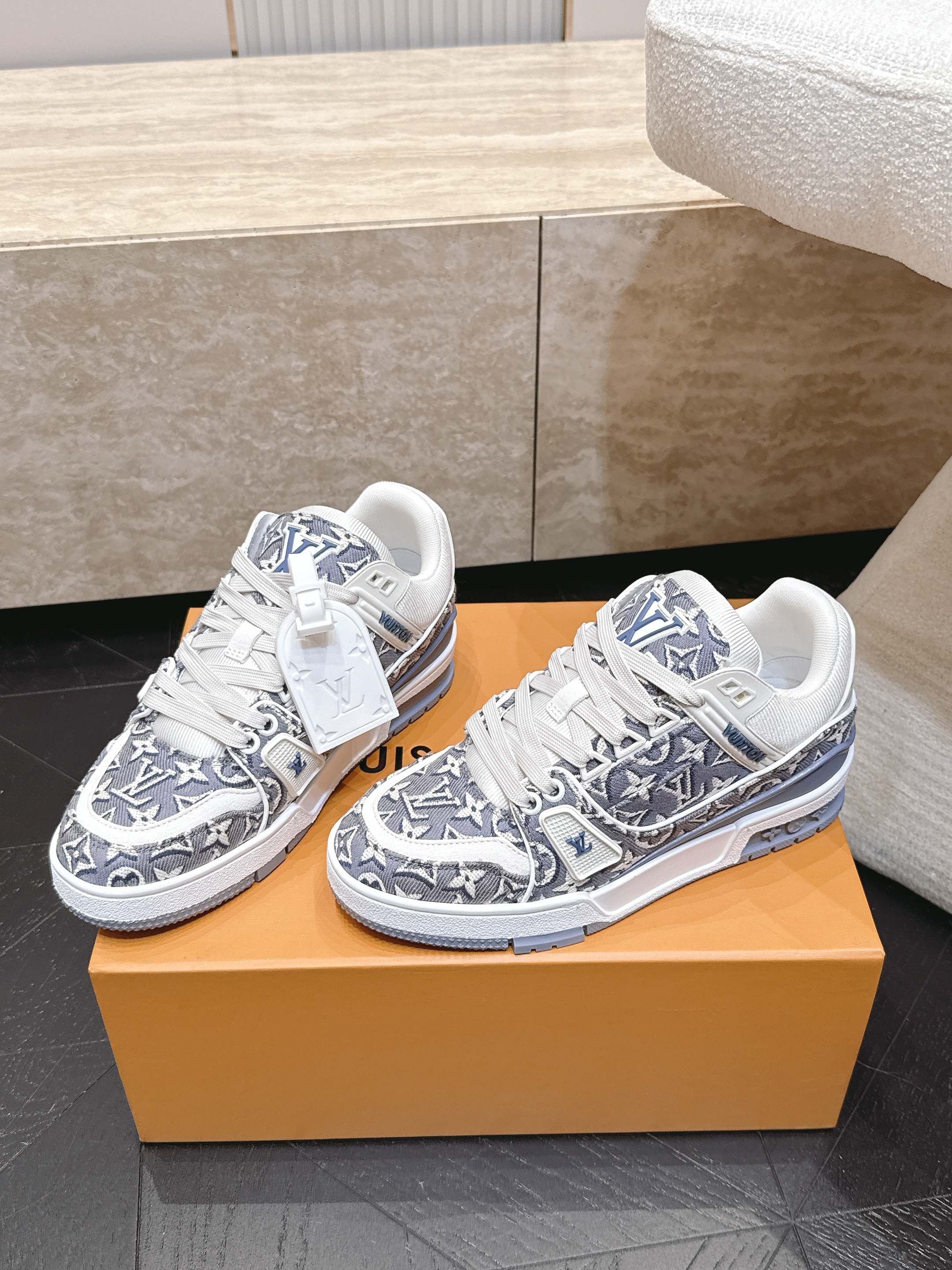 顶级版本： 情侣款 新色系！ LV trainer~~全新升级版~~经典回归❗ 情侣款，滑板鞋，篮球鞋，运动鞋…… LV