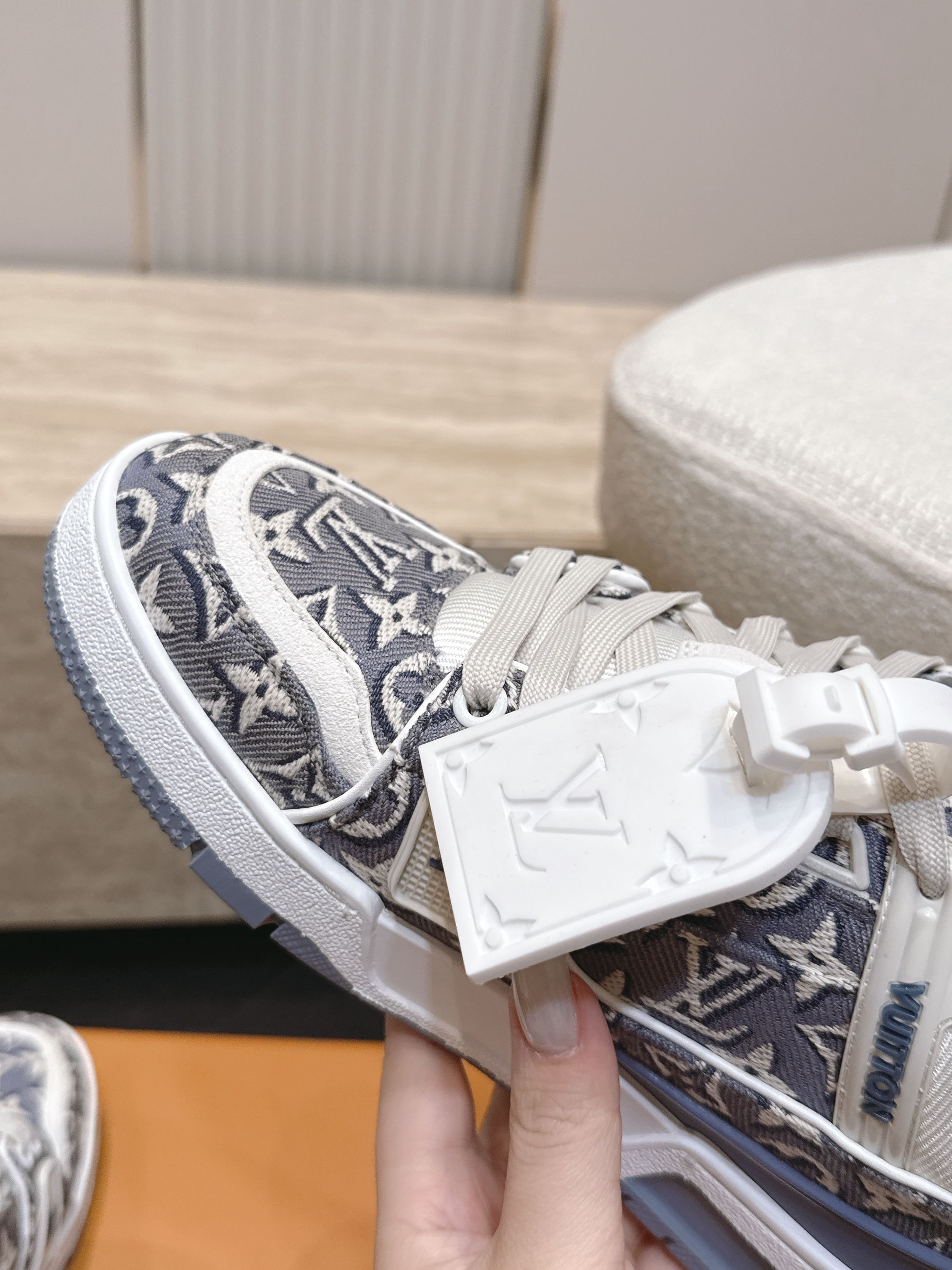 顶级版本: 情侣款 新色系! LV trainer~~全新升级版~~经典回归❗ 情侣款,滑板鞋,篮球鞋,运动鞋…… LV 顶级版本: 情侣款 新色系! LV trainer~~全新升级版~~经典回归❗ 情侣款,滑板鞋,篮球鞋,运动鞋…… LV