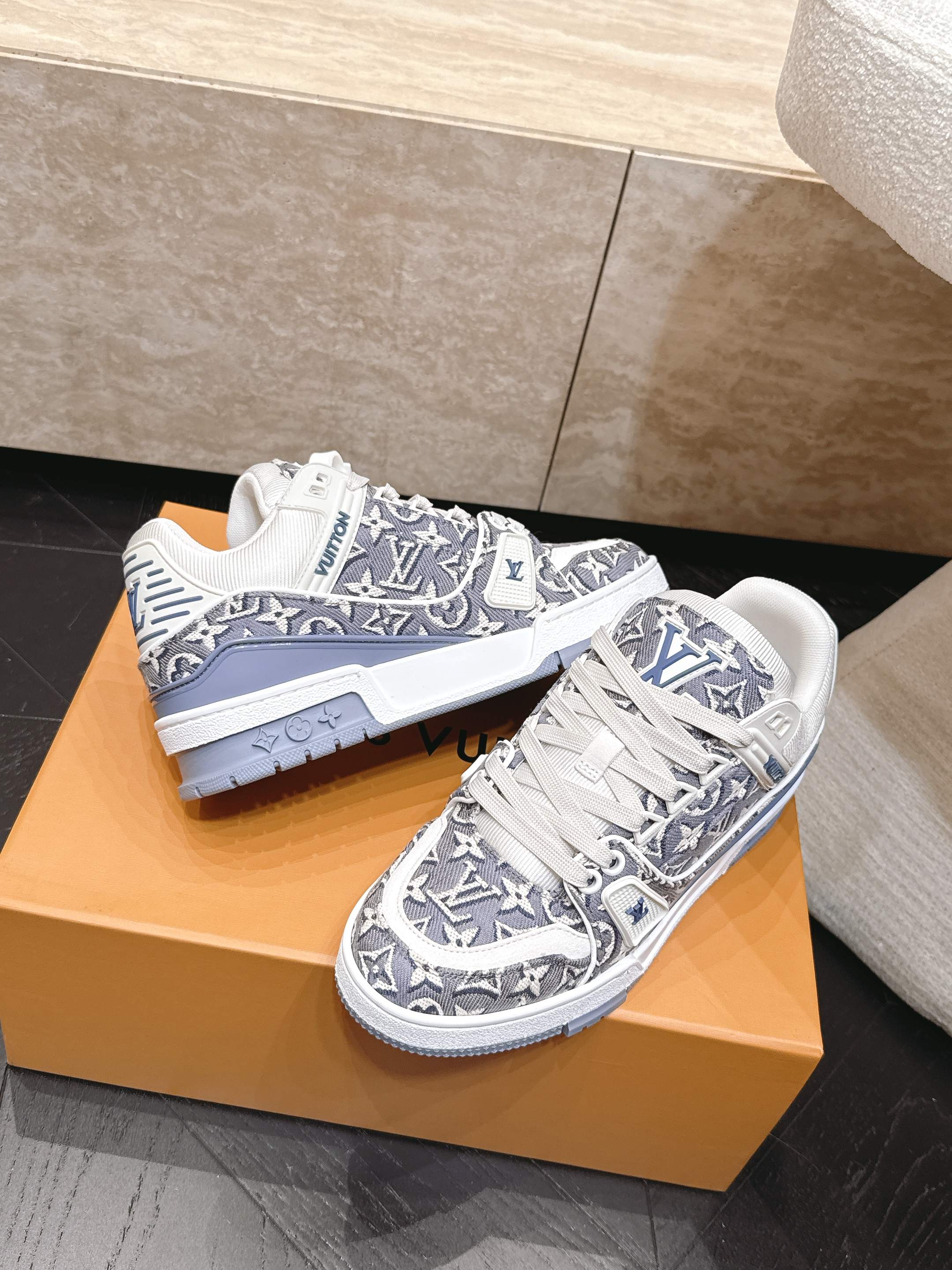 顶级版本: 情侣款 新色系! LV trainer~~全新升级版~~经典回归❗ 情侣款,滑板鞋,篮球鞋,运动鞋…… LV 顶级版本: 情侣款 新色系! LV trainer~~全新升级版~~经典回归❗ 情侣款,滑板鞋,篮球鞋,运动鞋…… LV