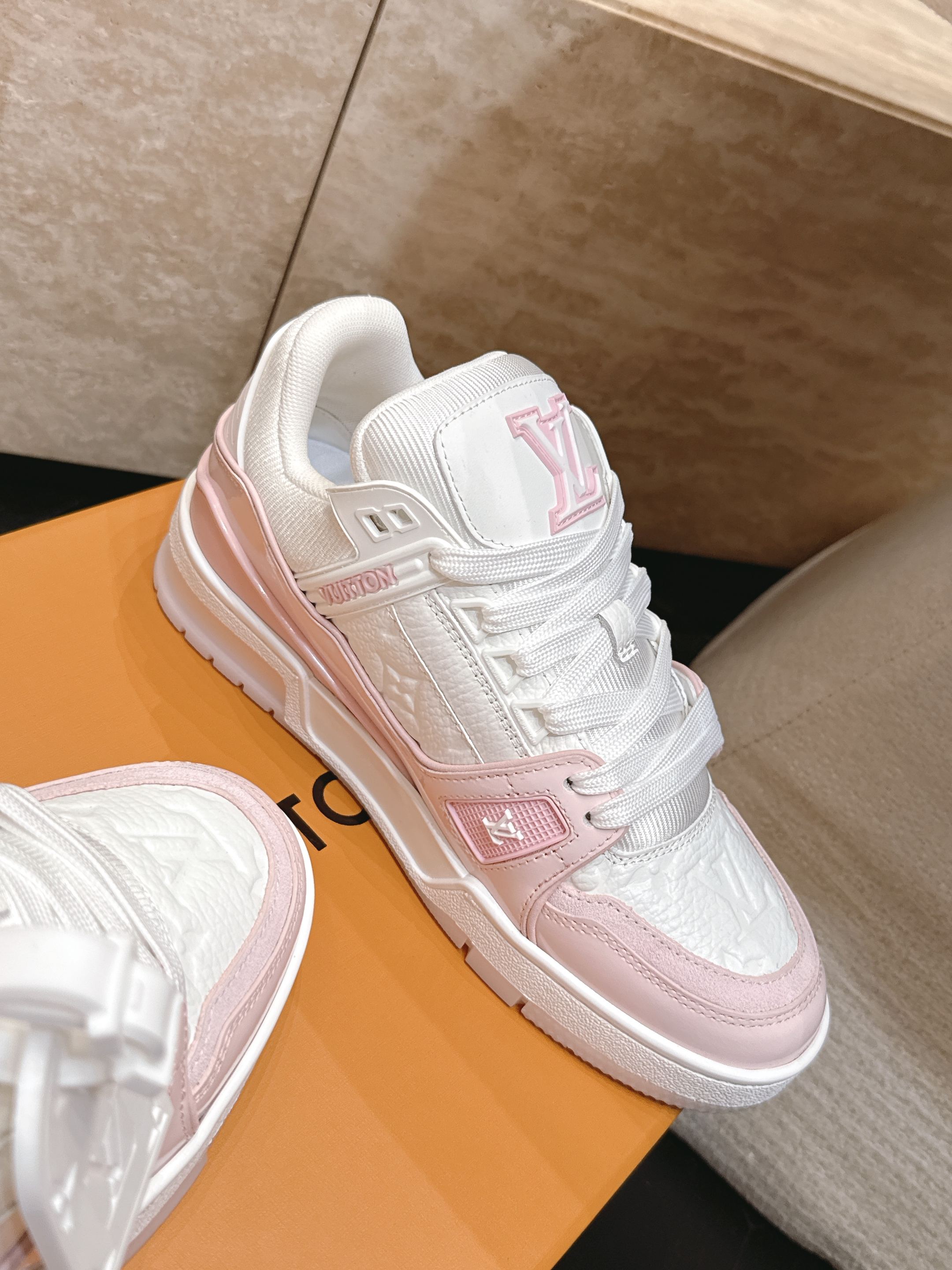 顶级版本: 情侣款 新色系! LV trainer~~全新升级版~~经典回归❗ 情侣款,滑板鞋,篮球鞋,运动鞋…… LV 顶级版本: 情侣款 新色系! LV trainer~~全新升级版~~经典回归❗ 情侣款,滑板鞋,篮球鞋,运动鞋…… LV