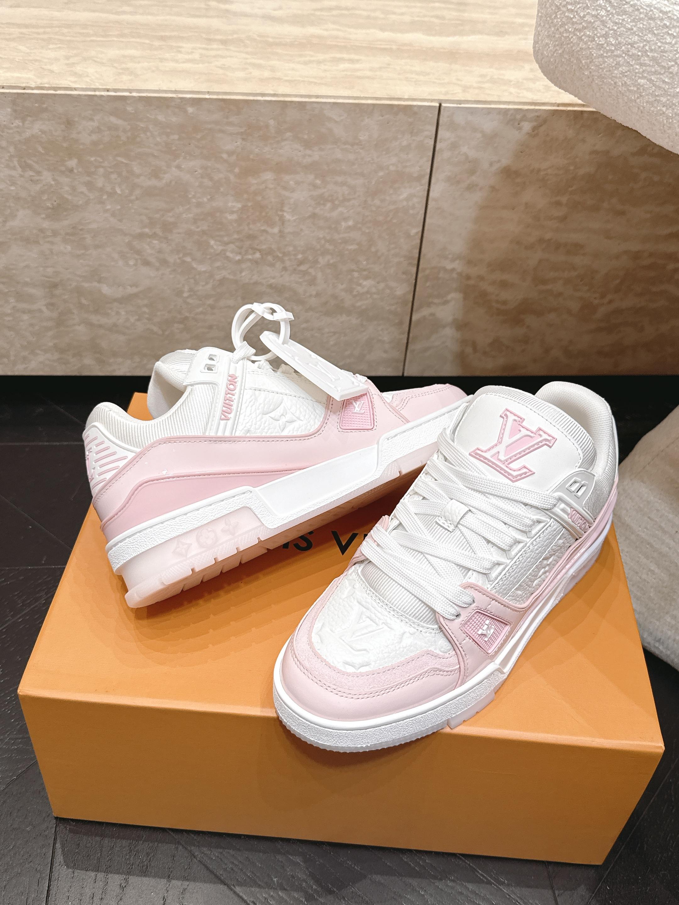顶级版本: 情侣款 新色系! LV trainer~~全新升级版~~经典回归❗ 情侣款,滑板鞋,篮球鞋,运动鞋…… LV 顶级版本: 情侣款 新色系! LV trainer~~全新升级版~~经典回归❗ 情侣款,滑板鞋,篮球鞋,运动鞋…… LV