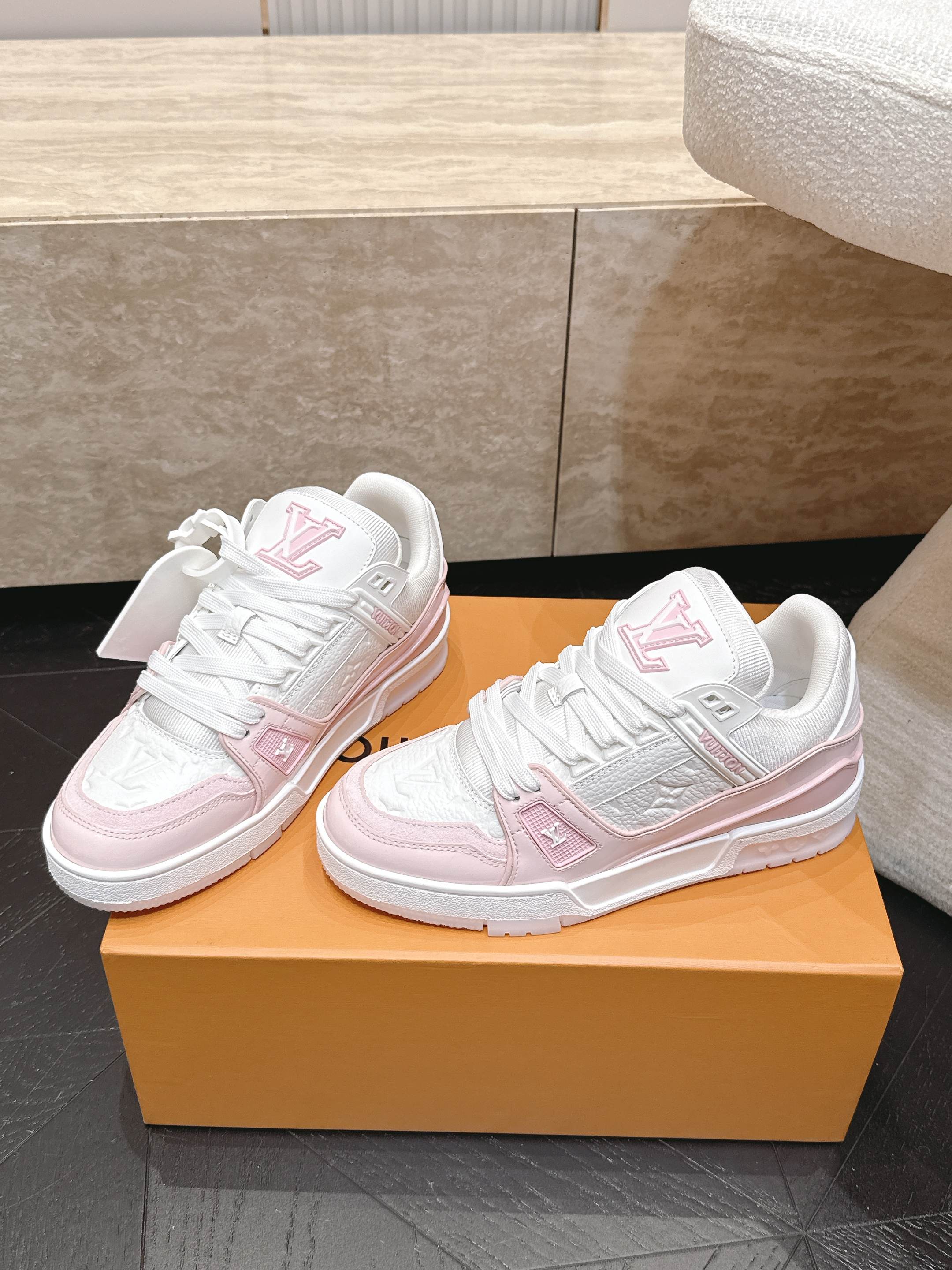 顶级版本： 情侣款 新色系！ LV trainer~~全新升级版~~经典回归❗ 情侣款，滑板鞋，篮球鞋，运动鞋…… LV