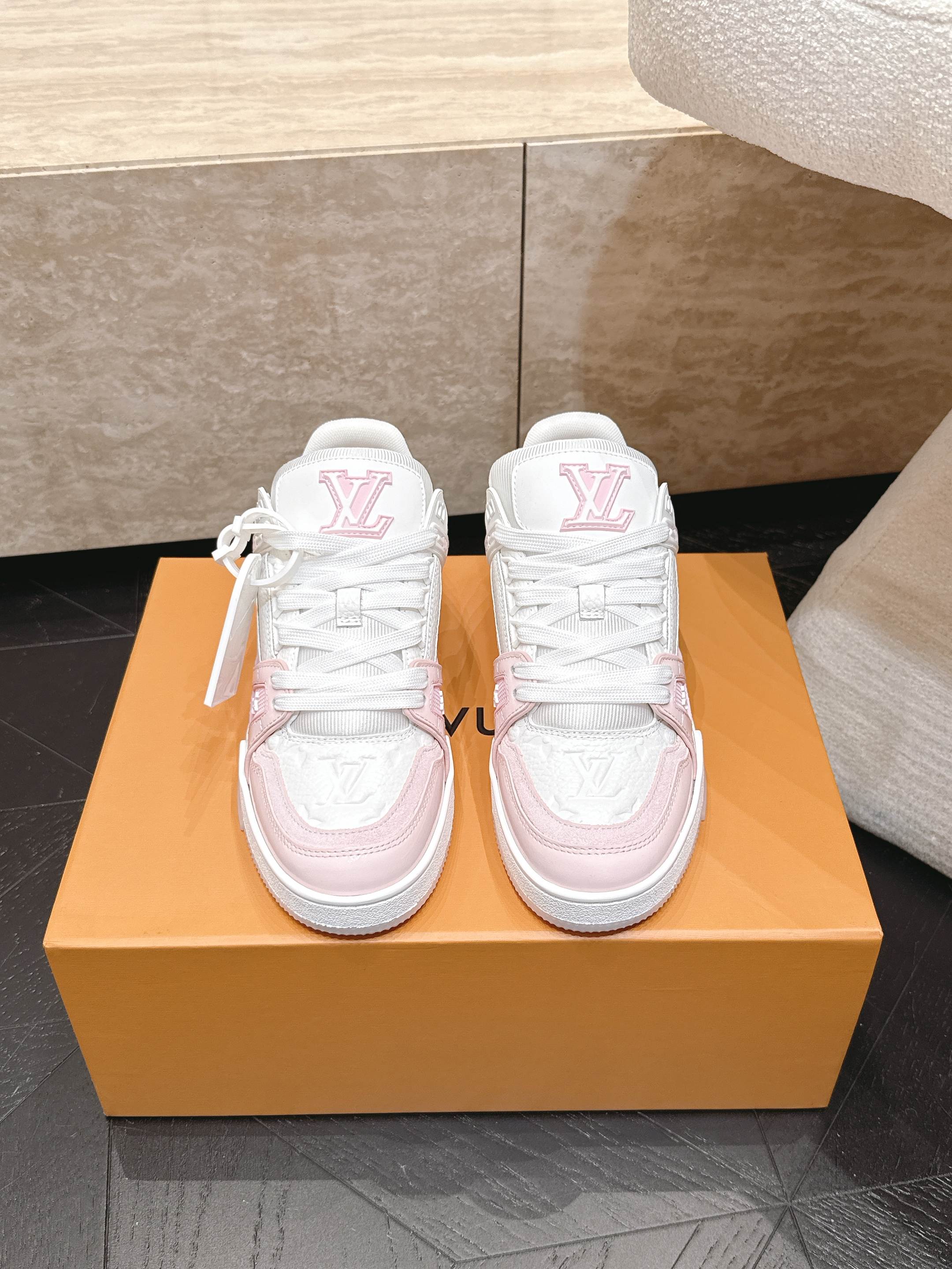 顶级版本: 情侣款 新色系! LV trainer~~全新升级版~~经典回归❗ 情侣款,滑板鞋,篮球鞋,运动鞋…… LV 顶级版本: 情侣款 新色系! LV trainer~~全新升级版~~经典回归❗ 情侣款,滑板鞋,篮球鞋,运动鞋…… LV