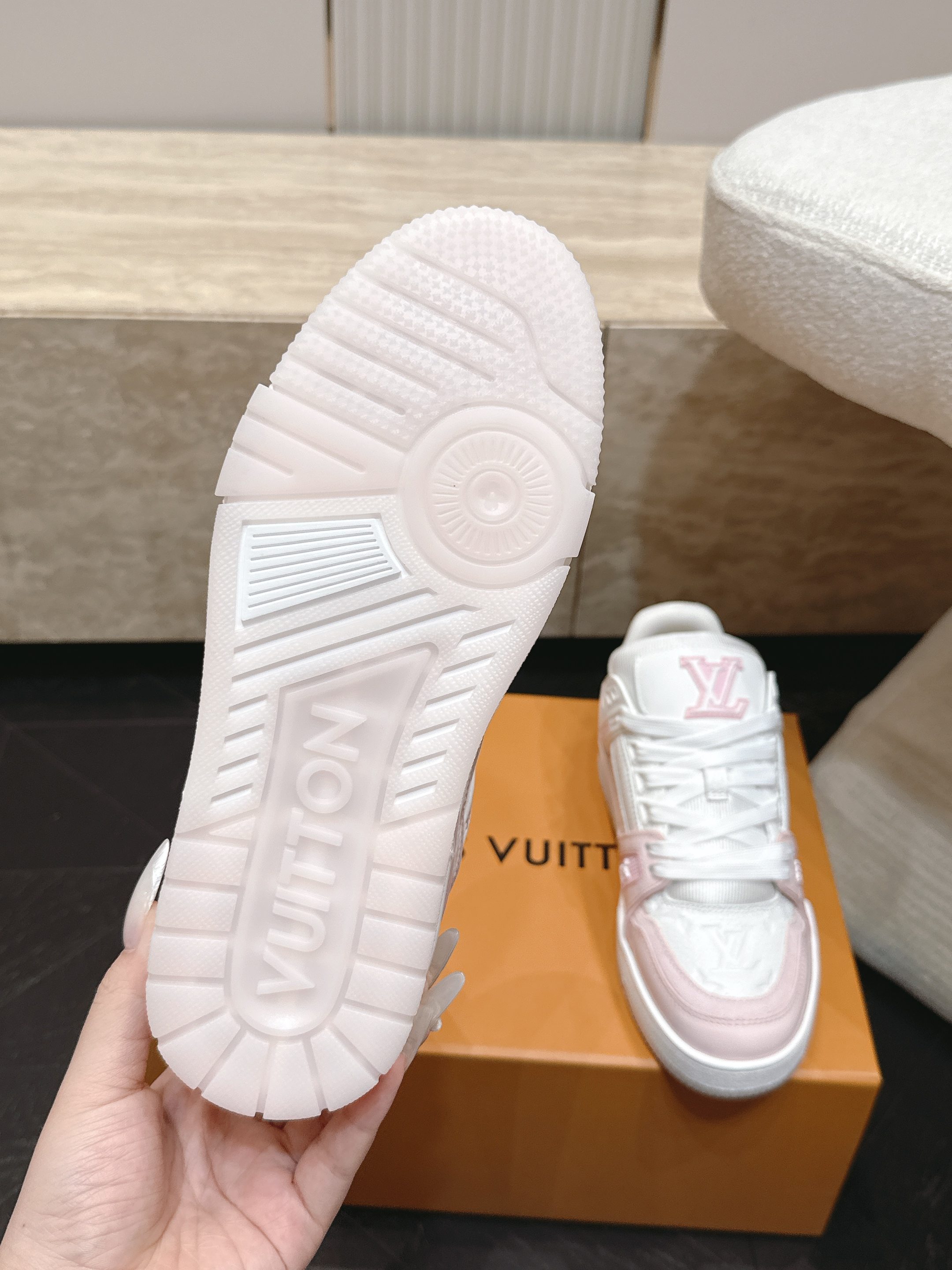 顶级版本: 情侣款 新色系! LV trainer~~全新升级版~~经典回归❗ 情侣款,滑板鞋,篮球鞋,运动鞋…… LV 顶级版本: 情侣款 新色系! LV trainer~~全新升级版~~经典回归❗ 情侣款,滑板鞋,篮球鞋,运动鞋…… LV