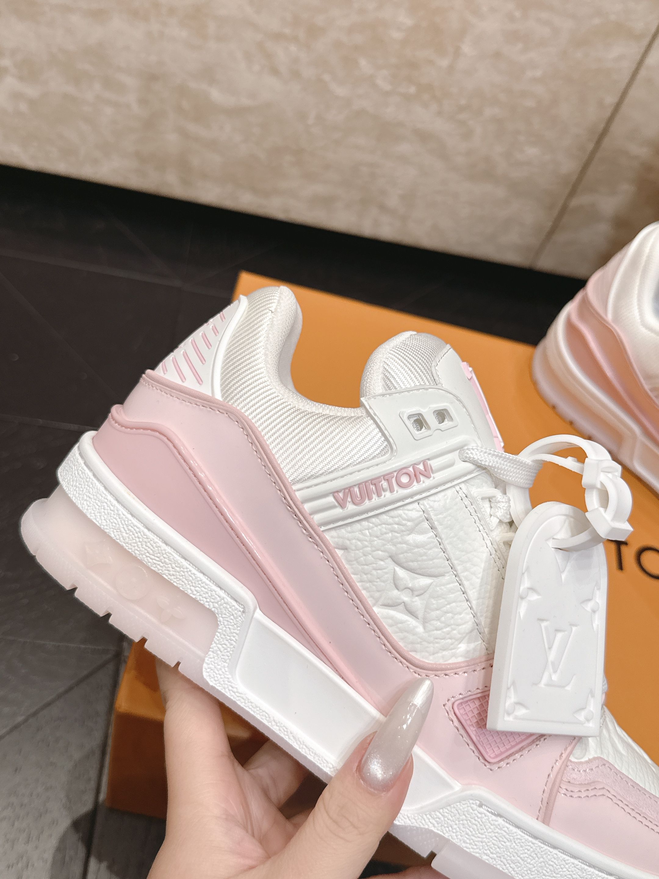 顶级版本: 情侣款 新色系! LV trainer~~全新升级版~~经典回归❗ 情侣款,滑板鞋,篮球鞋,运动鞋…… LV 顶级版本: 情侣款 新色系! LV trainer~~全新升级版~~经典回归❗ 情侣款,滑板鞋,篮球鞋,运动鞋…… LV