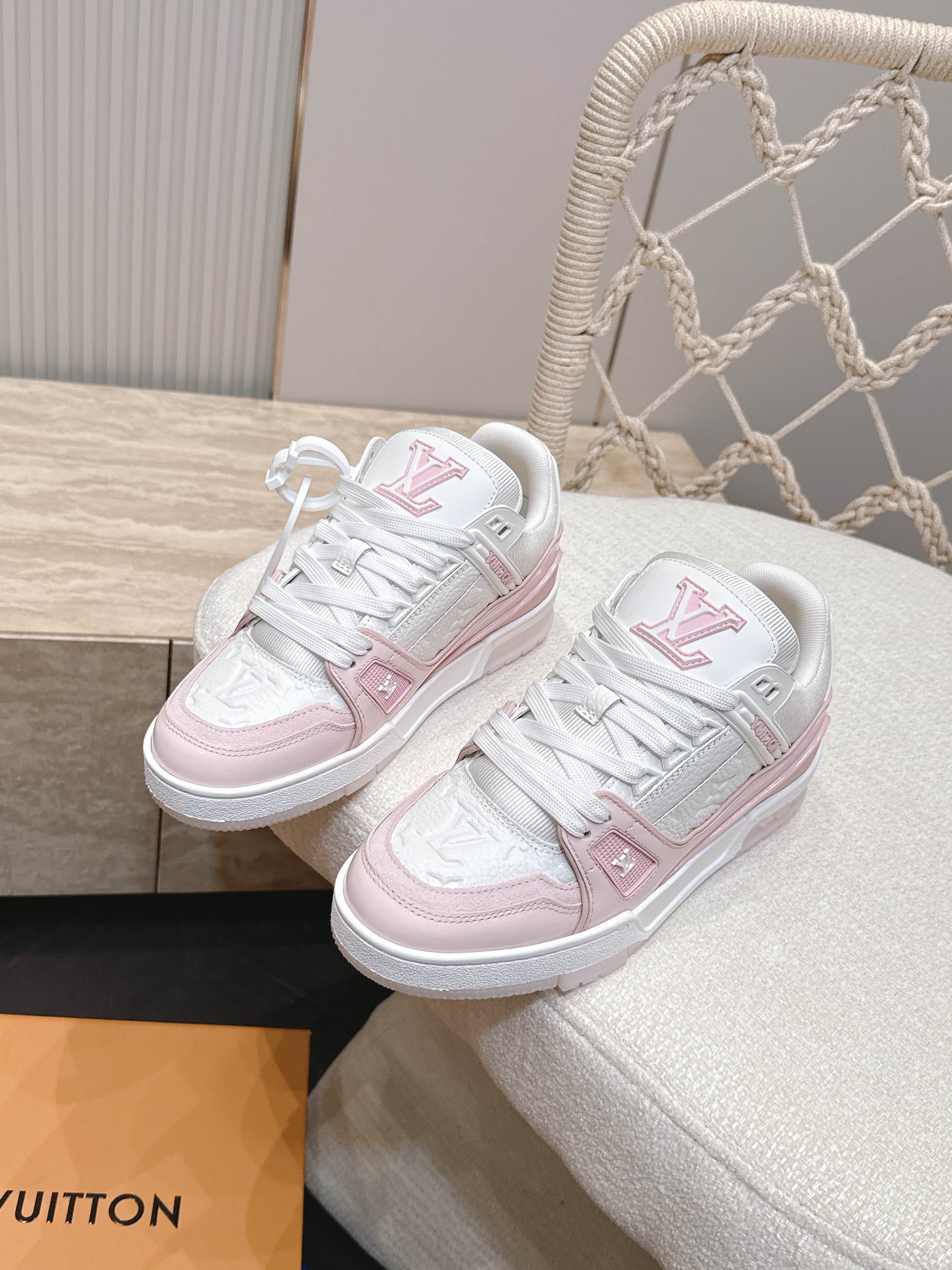 顶级版本: 情侣款 新色系! LV trainer~~全新升级版~~经典回归❗ 情侣款,滑板鞋,篮球鞋,运动鞋…… LV 顶级版本: 情侣款 新色系! LV trainer~~全新升级版~~经典回归❗ 情侣款,滑板鞋,篮球鞋,运动鞋…… LV