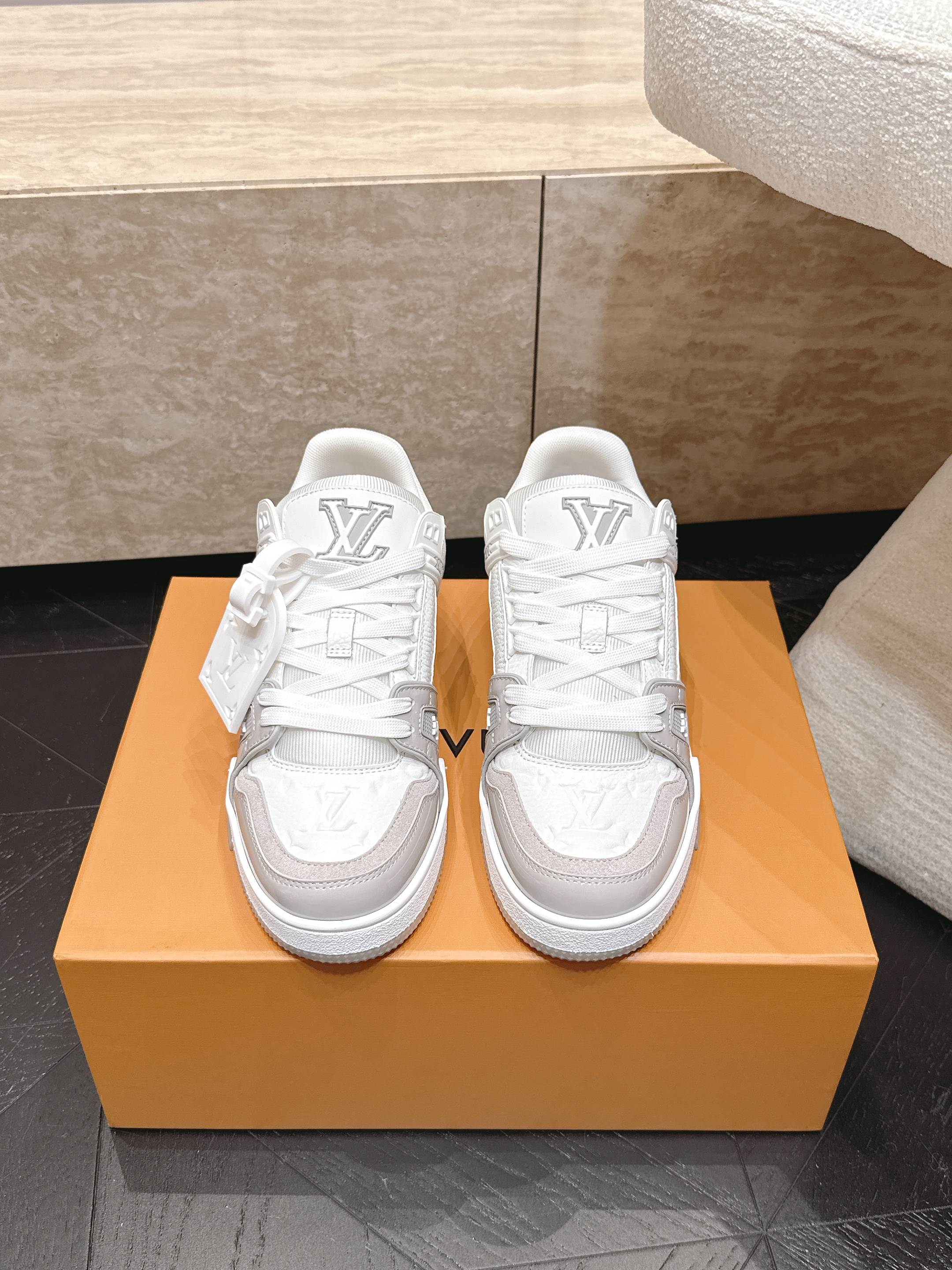 顶级版本: 情侣款 新色系! LV trainer~~全新升级版~~经典回归❗ 情侣款,滑板鞋,篮球鞋,运动鞋…… LV 顶级版本: 情侣款 新色系! LV trainer~~全新升级版~~经典回归❗ 情侣款,滑板鞋,篮球鞋,运动鞋…… LV