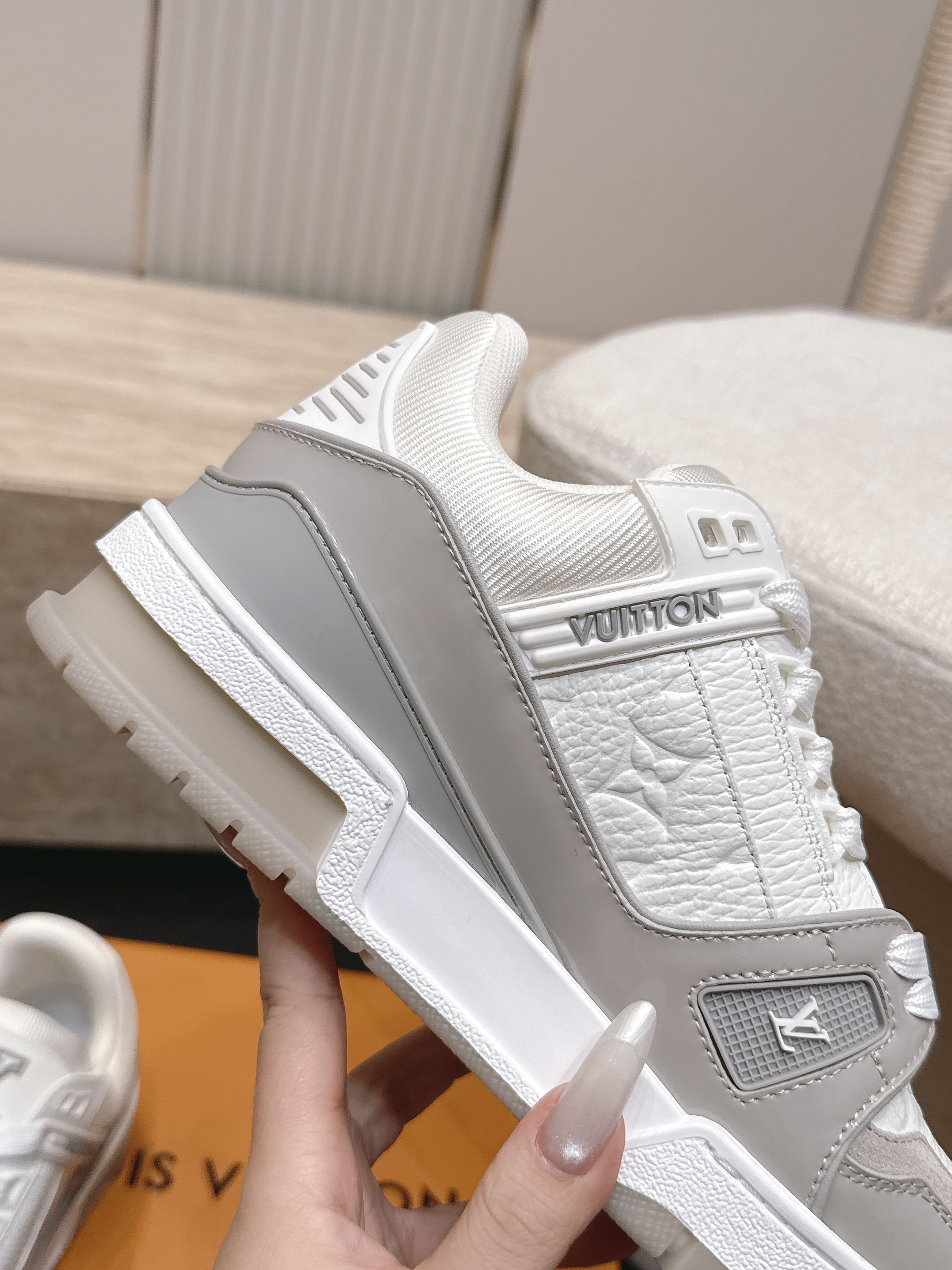 顶级版本: 情侣款 新色系! LV trainer~~全新升级版~~经典回归❗ 情侣款,滑板鞋,篮球鞋,运动鞋…… LV 顶级版本: 情侣款 新色系! LV trainer~~全新升级版~~经典回归❗ 情侣款,滑板鞋,篮球鞋,运动鞋…… LV