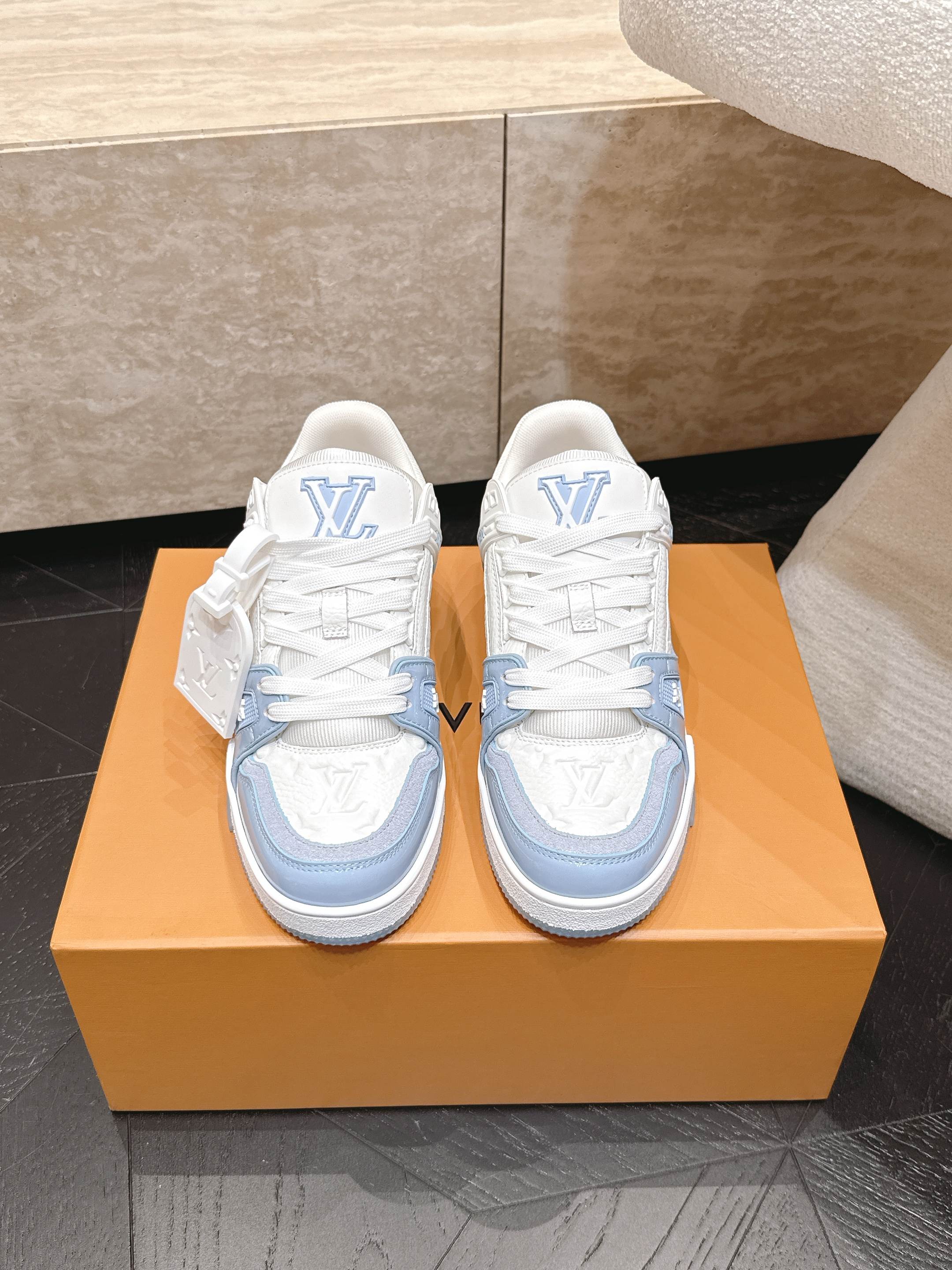 顶级版本： 情侣款 新色系！ LV trainer~~全新升级版~~经典回归❗ 情侣款，滑板鞋，篮球鞋，运动鞋…… LV
