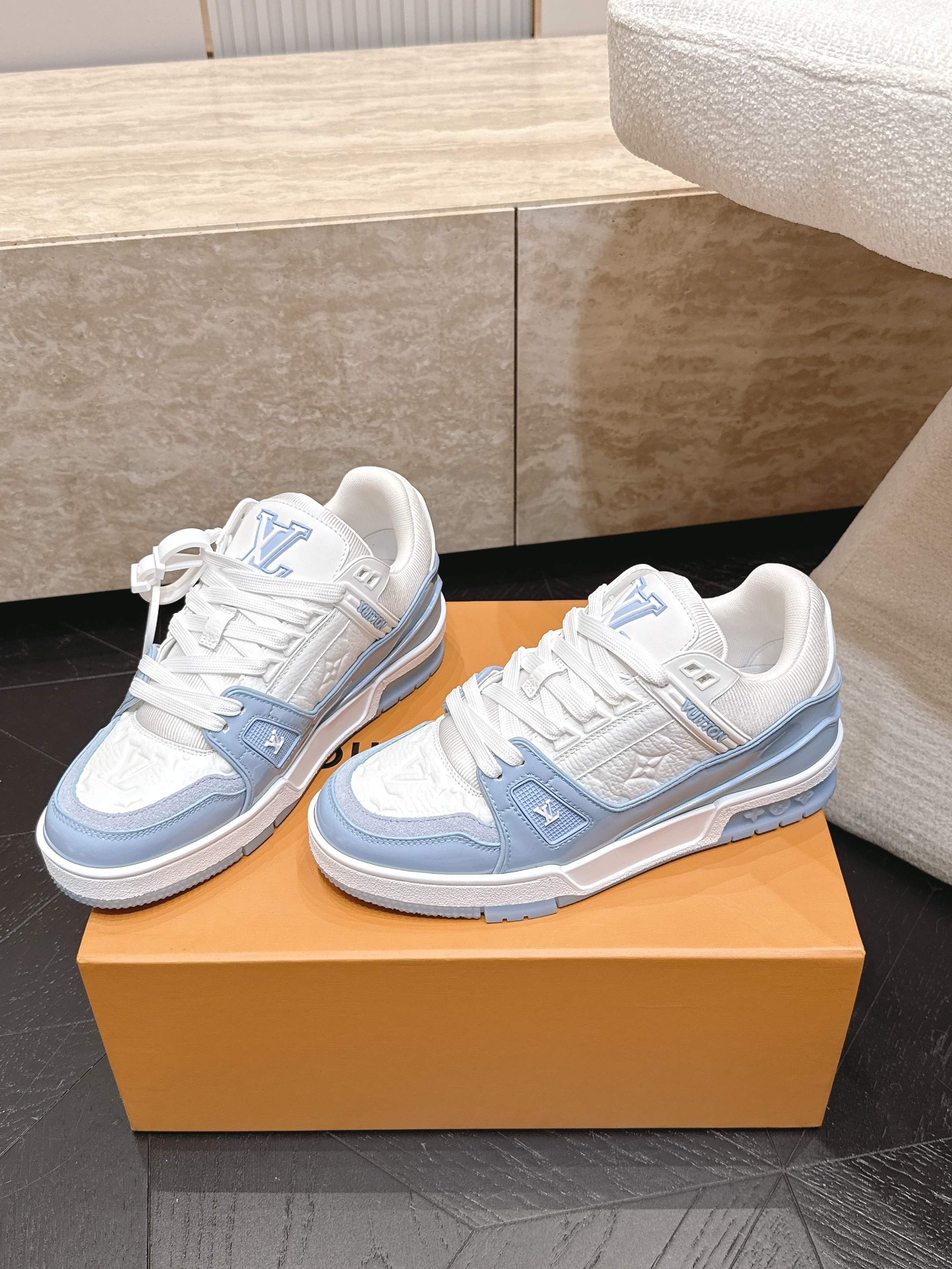 顶级版本： 情侣款 新色系！ LV trainer~~全新升级版~~经典回归❗ 情侣款，滑板鞋，篮球鞋，运动鞋…… LV