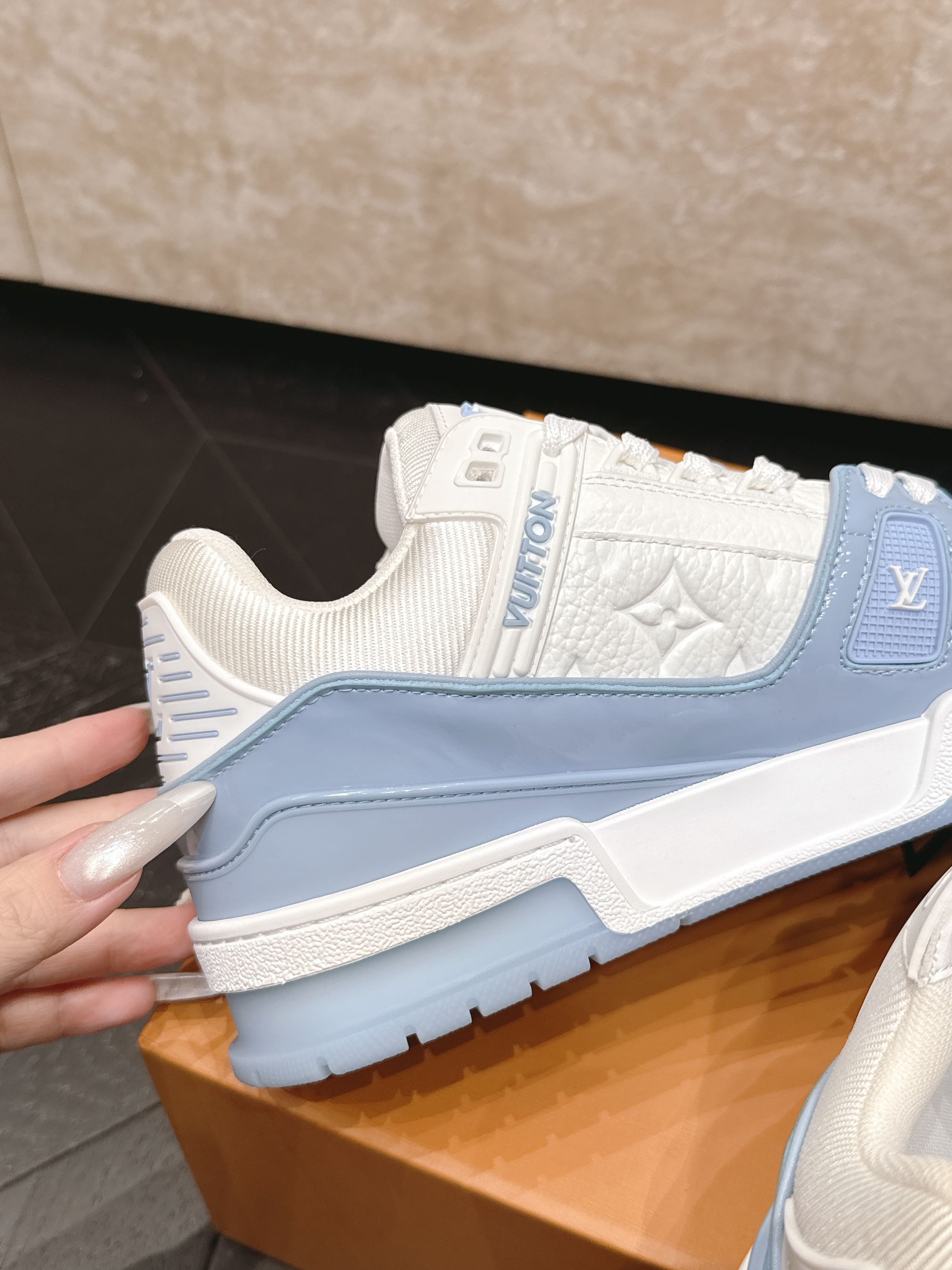顶级版本： 情侣款 新色系！ LV trainer~~全新升级版~~经典回归❗ 情侣款，滑板鞋，篮球鞋，运动鞋…… LV