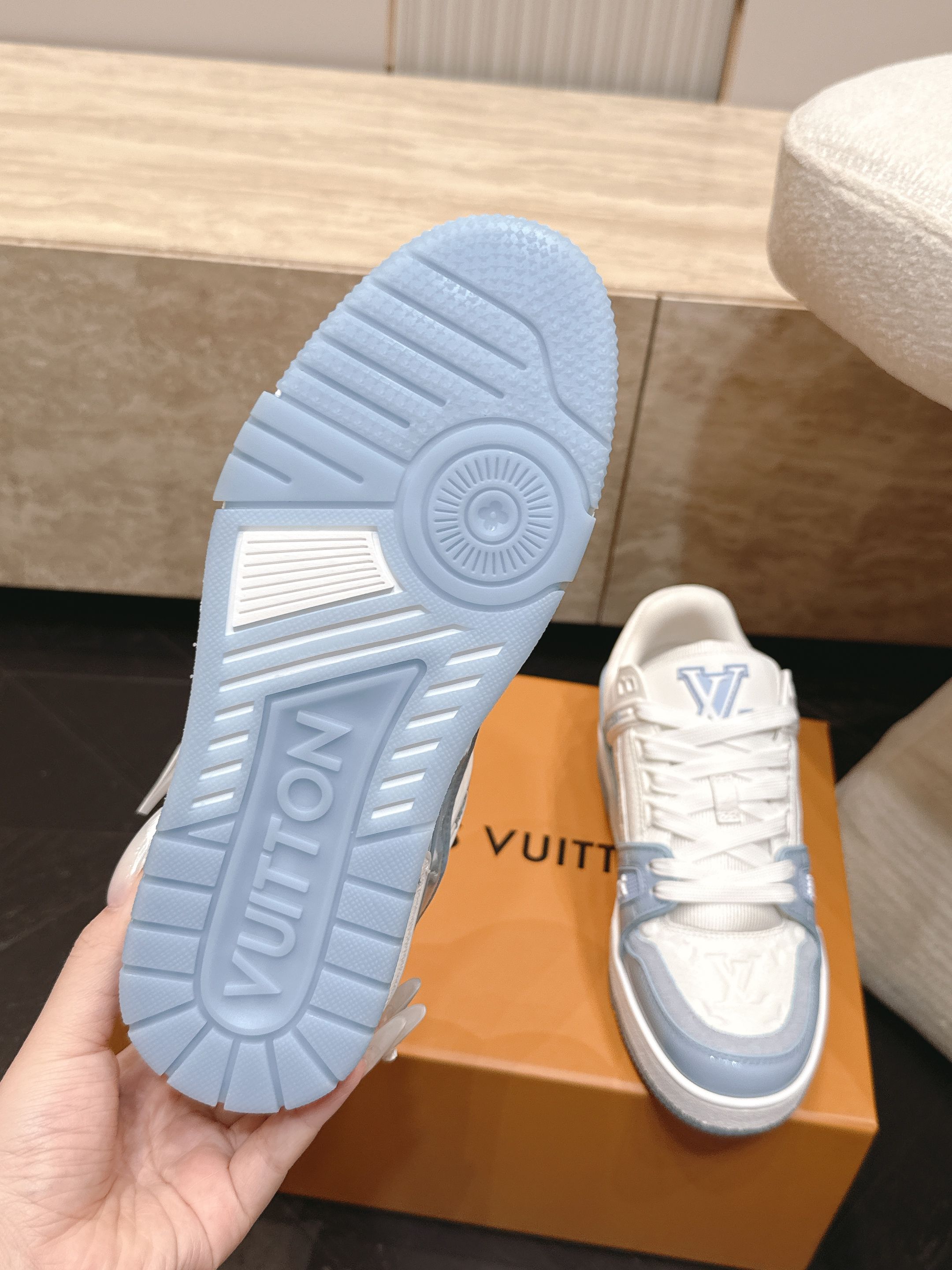 顶级版本： 情侣款 新色系！ LV trainer~~全新升级版~~经典回归❗ 情侣款，滑板鞋，篮球鞋，运动鞋…… LV