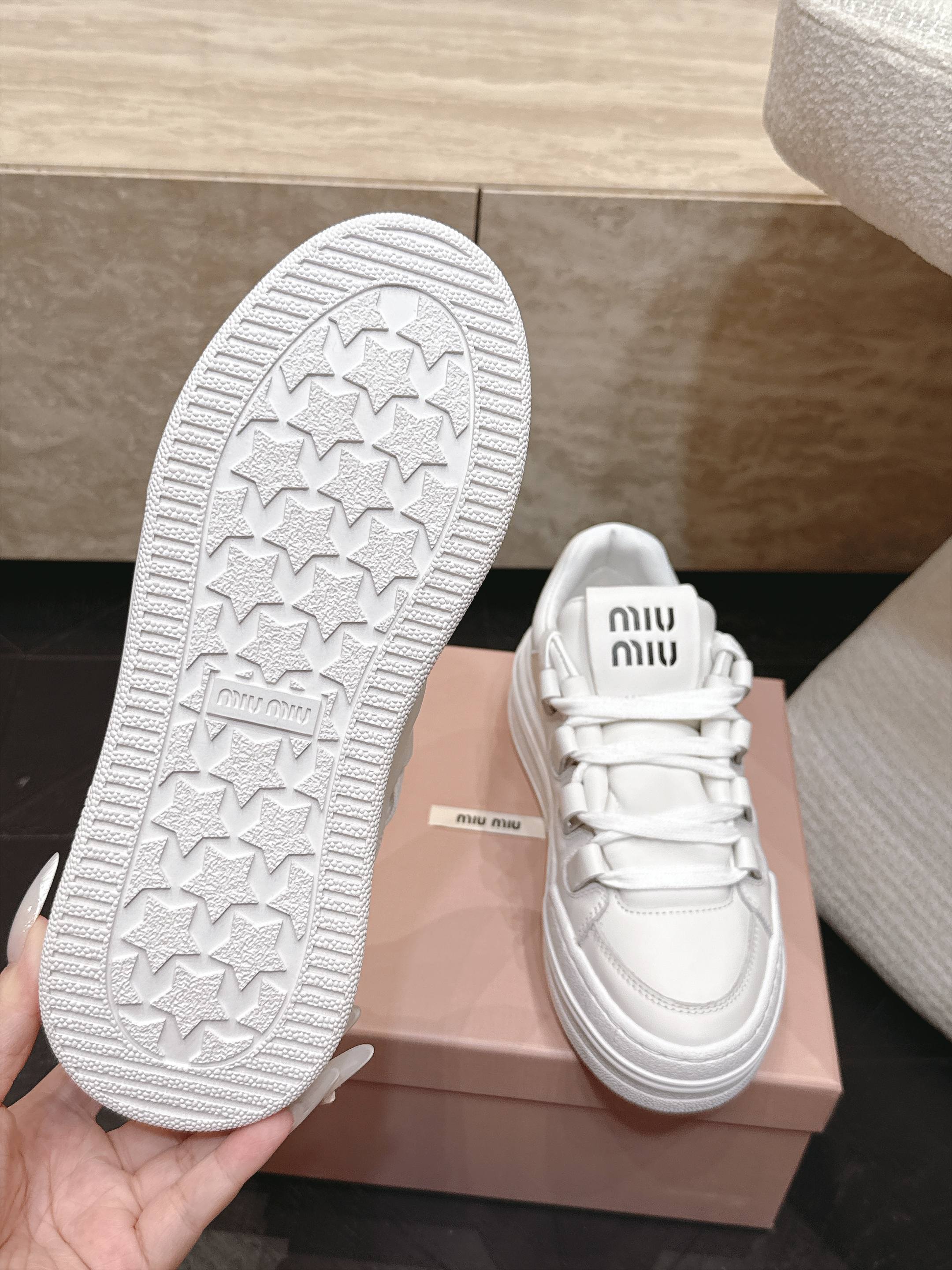 顶级版本 MiuMiu 缪缪26早秋新款休闲运动鞋 小白鞋 全新色调颜值担当火爆双鞋带小白鞋鞋 不得不入的一款~简约高 顶级版本 MiuMiu 缪缪26早秋新款休闲运动鞋 小白鞋 全新色调颜值担当火爆双鞋带小白鞋鞋 不得不入的一款~简约高