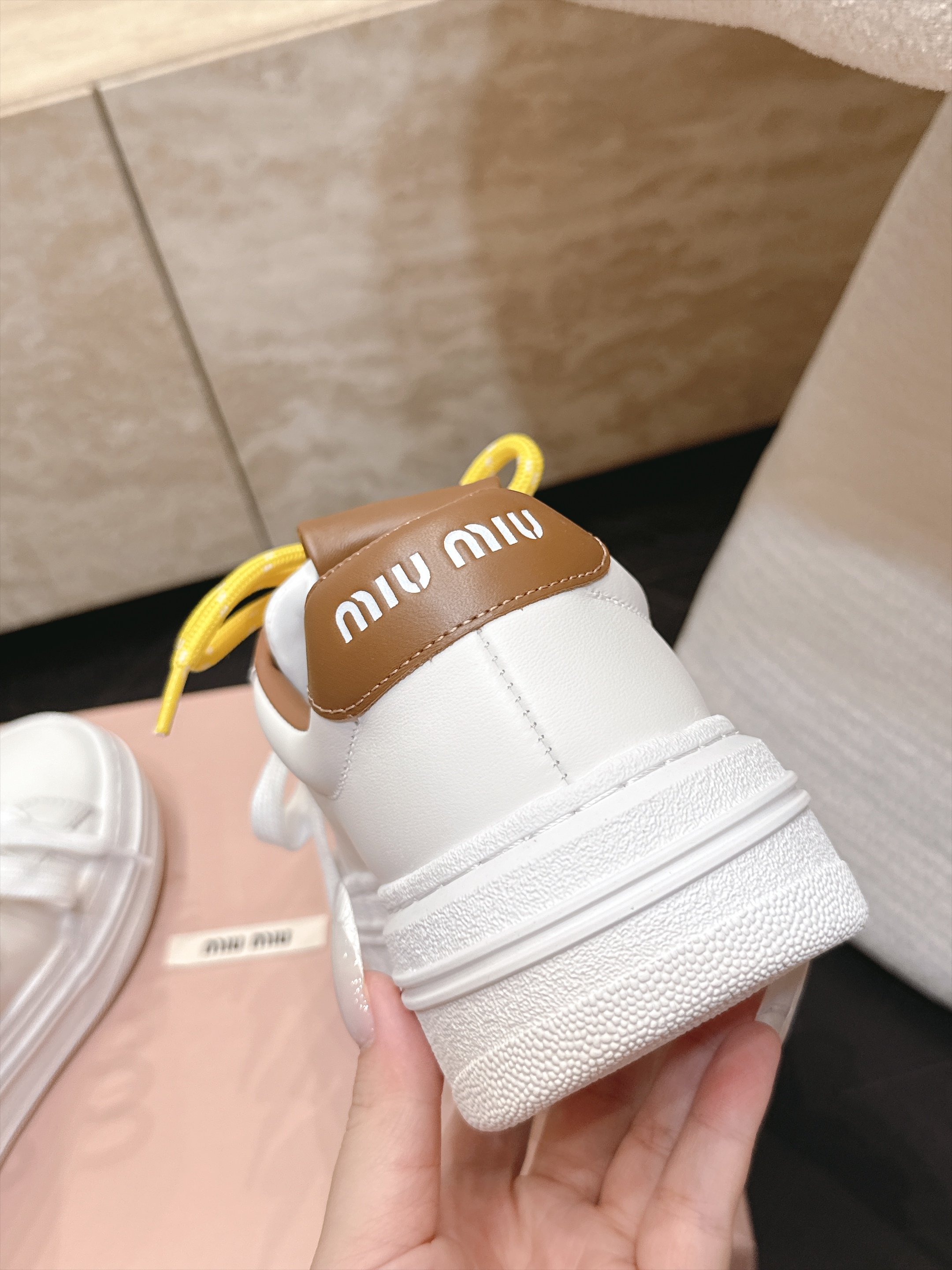 顶级版本 MiuMiu 缪缪26早秋新款休闲运动鞋 小白鞋 全新色调颜值担当火爆双鞋带小白鞋鞋 不得不入的一款~简约高 顶级版本 MiuMiu 缪缪26早秋新款休闲运动鞋 小白鞋 全新色调颜值担当火爆双鞋带小白鞋鞋 不得不入的一款~简约高