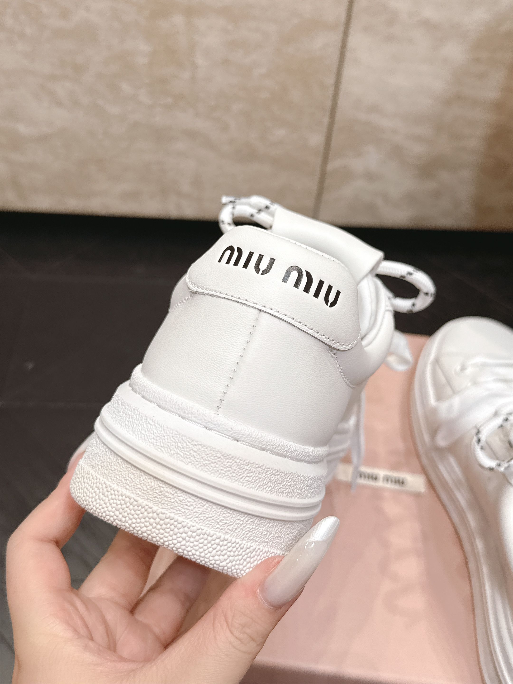 顶级版本 MiuMiu 缪缪26早秋新款休闲运动鞋 小白鞋 全新色调颜值担当火爆双鞋带小白鞋鞋 不得不入的一款~简约高 顶级版本 MiuMiu 缪缪26早秋新款休闲运动鞋 小白鞋 全新色调颜值担当火爆双鞋带小白鞋鞋 不得不入的一款~简约高