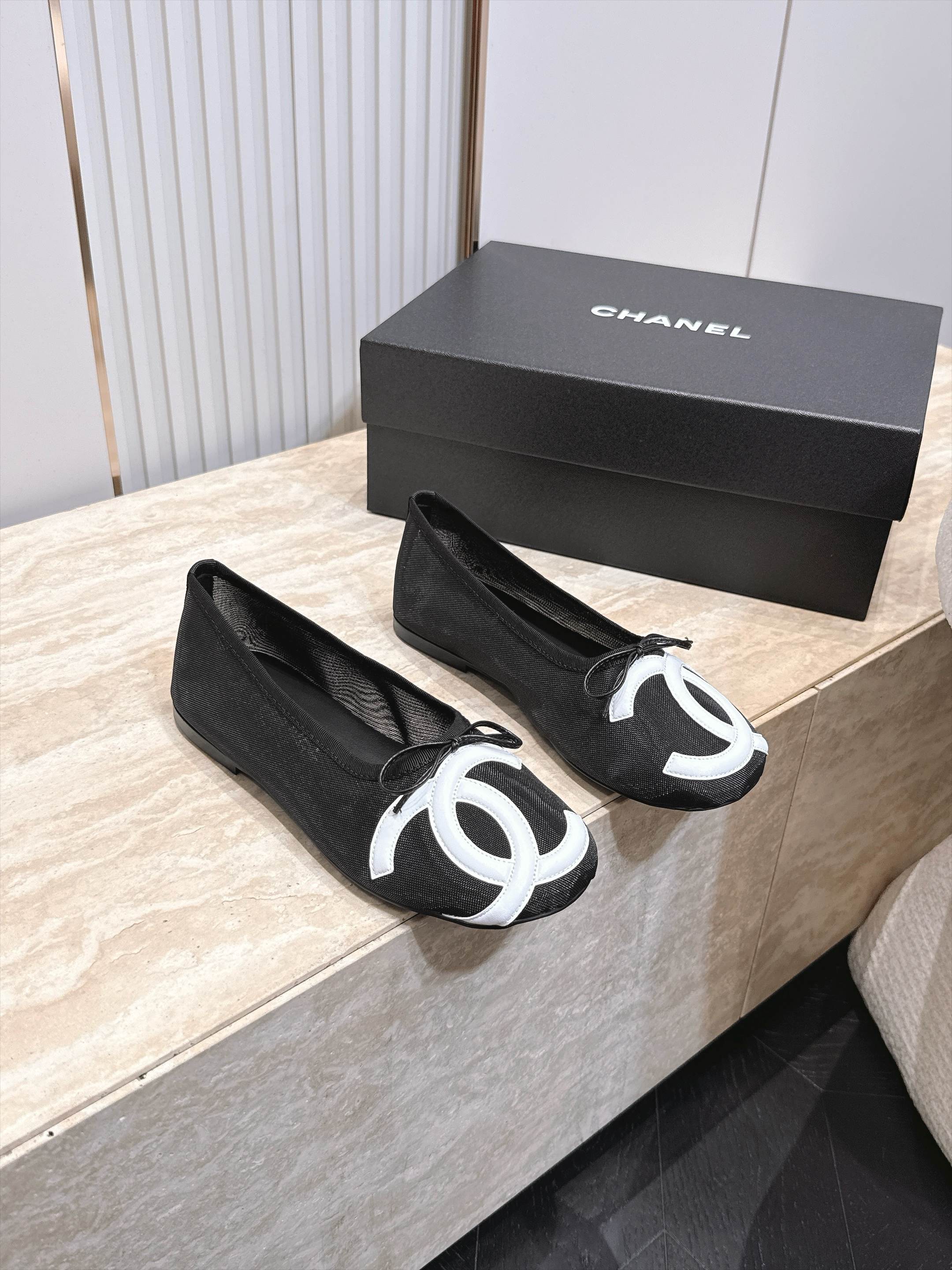 Chanel｜香奈儿26康鹏鞋​​ 网面款 专柜同步，最新经典升级网面设计，太好爱，更有一番味道，选用柔软网面 黑白色双