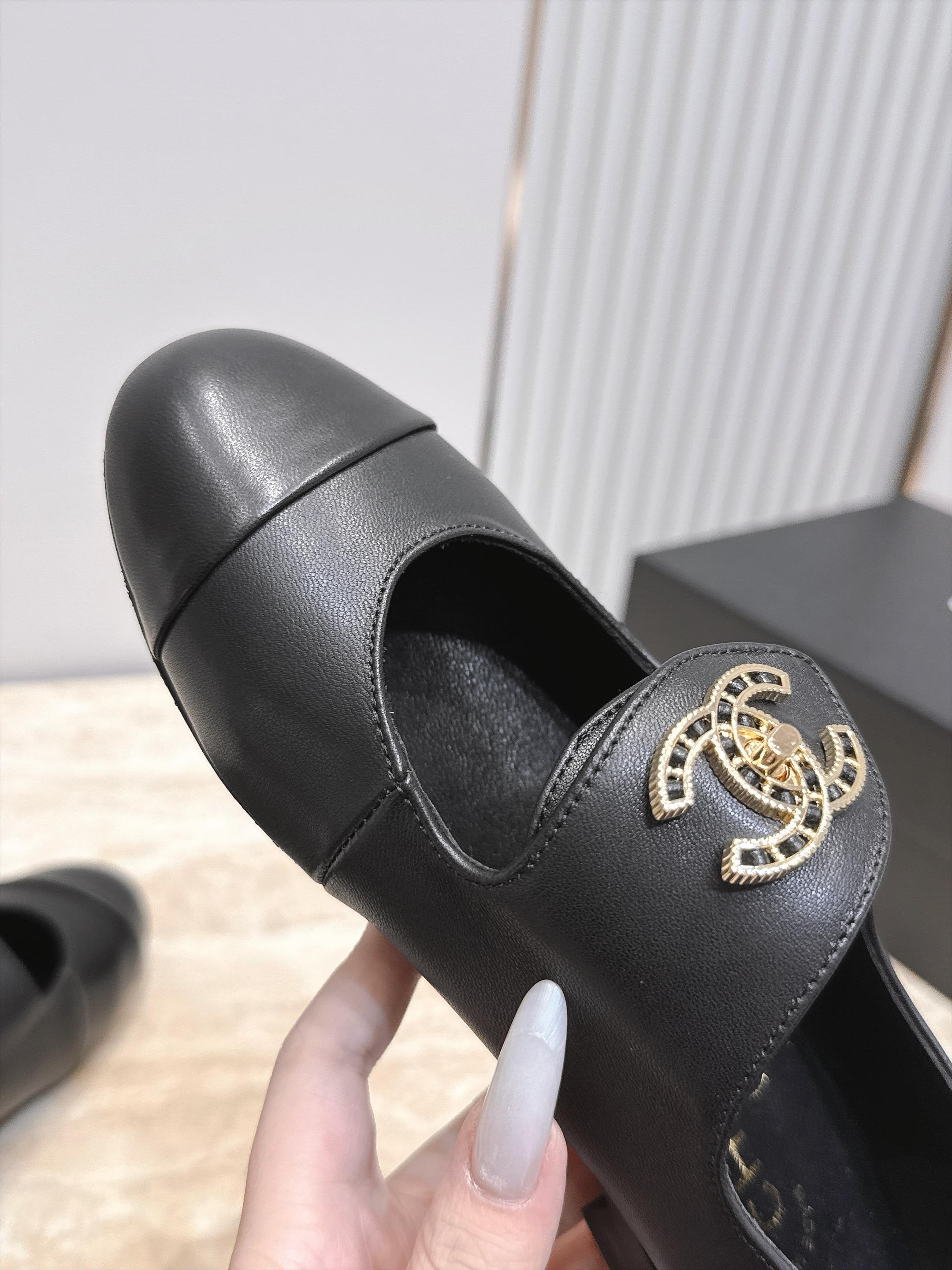 Chanel 香奈儿26b F法式仙女风玛丽珍平底鞋单鞋芭蕾舞鞋 亮向于时装秀，太好看了，焕新演绎经典标志性的风格。别致