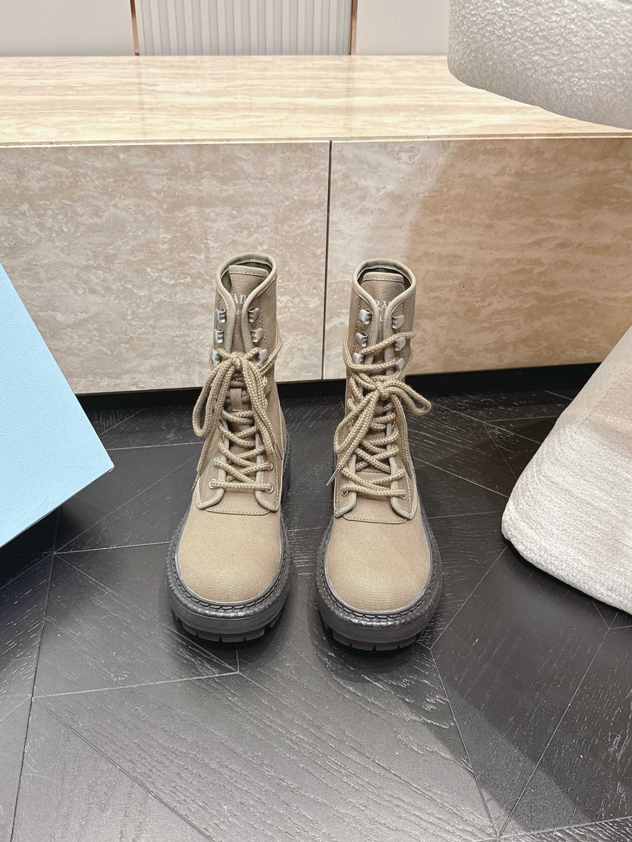 Prada​​｜普拉达26ss 废土厚底工装靴​​ 马丁靴  Prada这款工装靴采用帆布做旧风格，厚底加防滑齿纹橡胶大