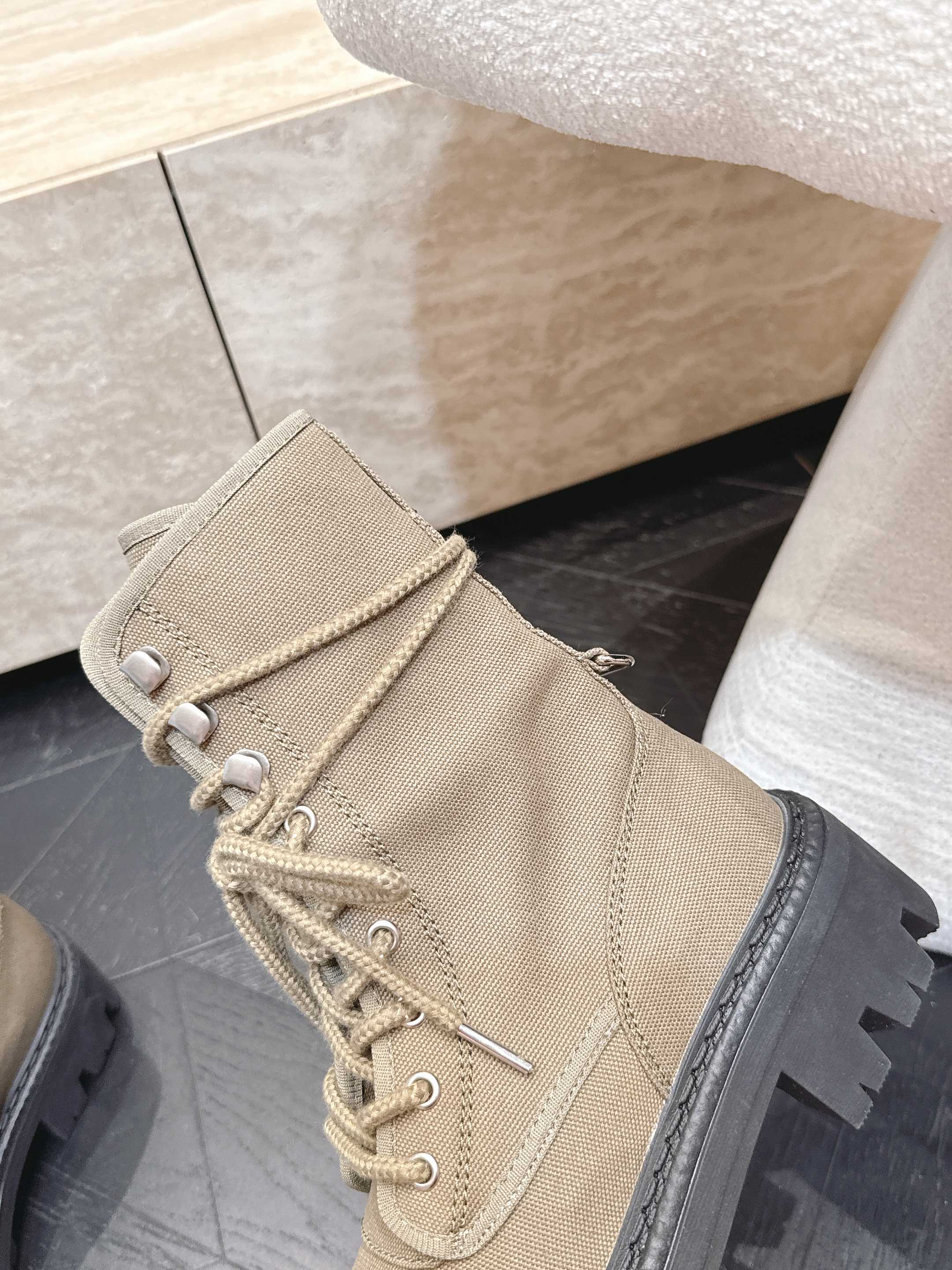 Prada|普拉达26ss 废土厚底工装靴 马丁靴 Prada这款工装靴采用帆布做旧风格,厚底加防滑齿纹橡胶大 Prada|普拉达26ss 废土厚底工装靴 马丁靴 Prada这款工装靴采用帆布做旧风格,厚底加防滑齿纹橡胶大