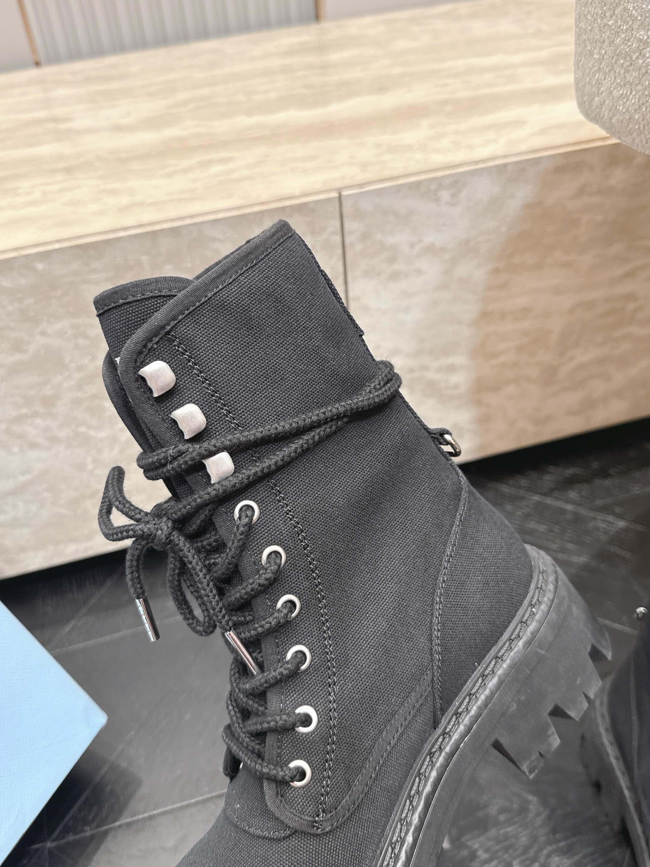 Prada​​｜普拉达26ss 废土厚底工装靴​​ 马丁靴  Prada这款工装靴采用帆布做旧风格，厚底加防滑齿纹橡胶大