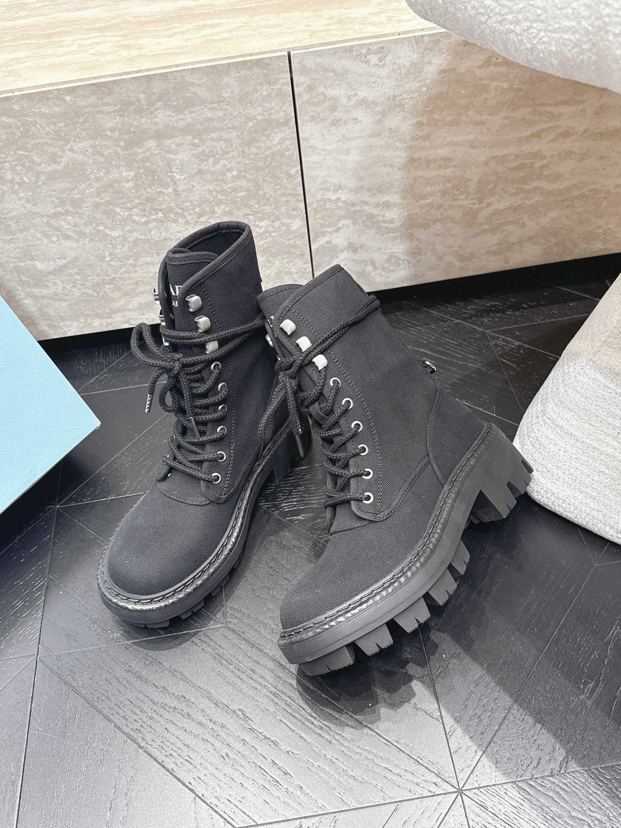 Prada​​｜普拉达26ss 废土厚底工装靴​​ 马丁靴  Prada这款工装靴采用帆布做旧风格，厚底加防滑齿纹橡胶大