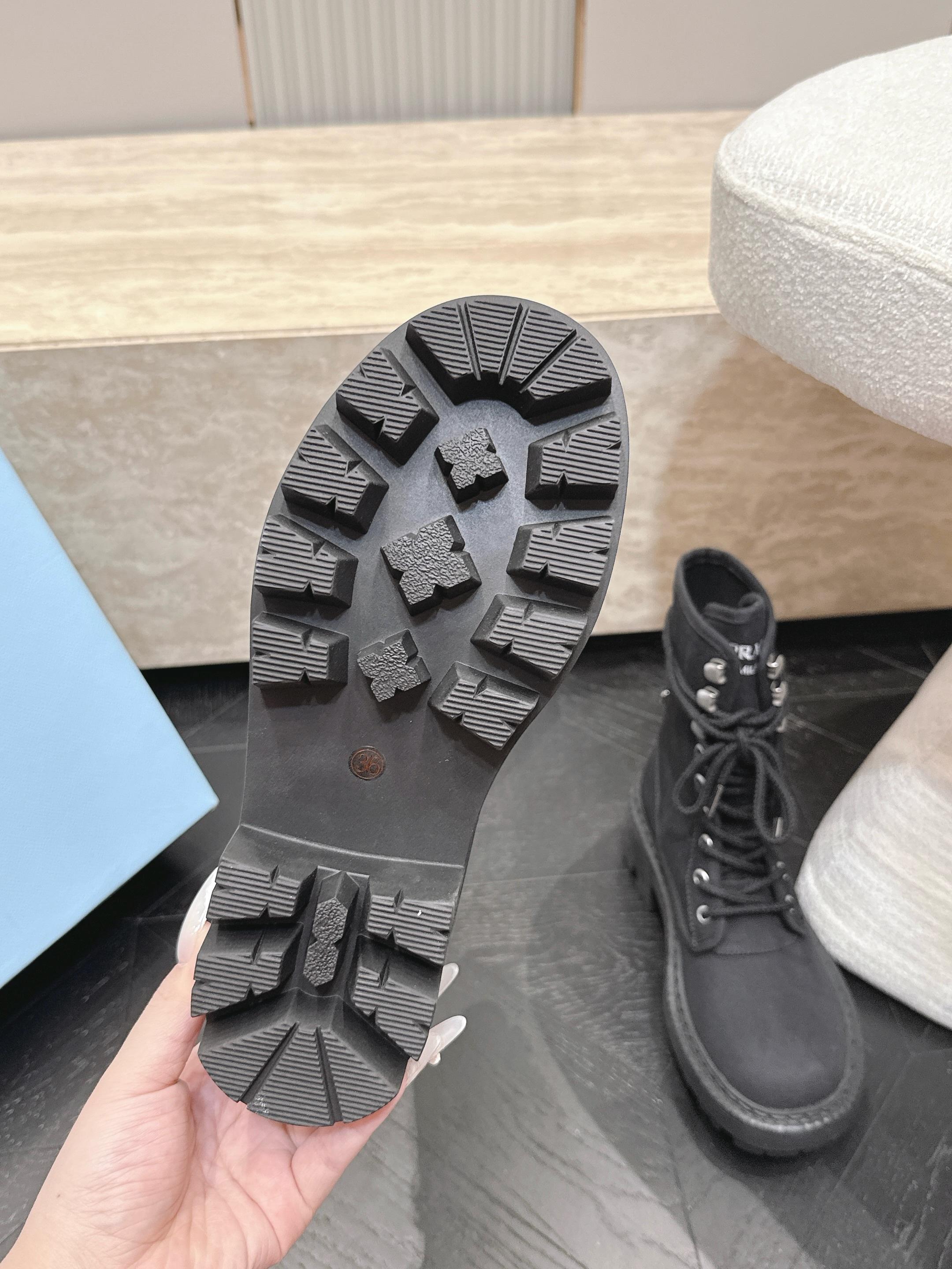 Prada​​｜普拉达26ss 废土厚底工装靴​​ 马丁靴  Prada这款工装靴采用帆布做旧风格，厚底加防滑齿纹橡胶大