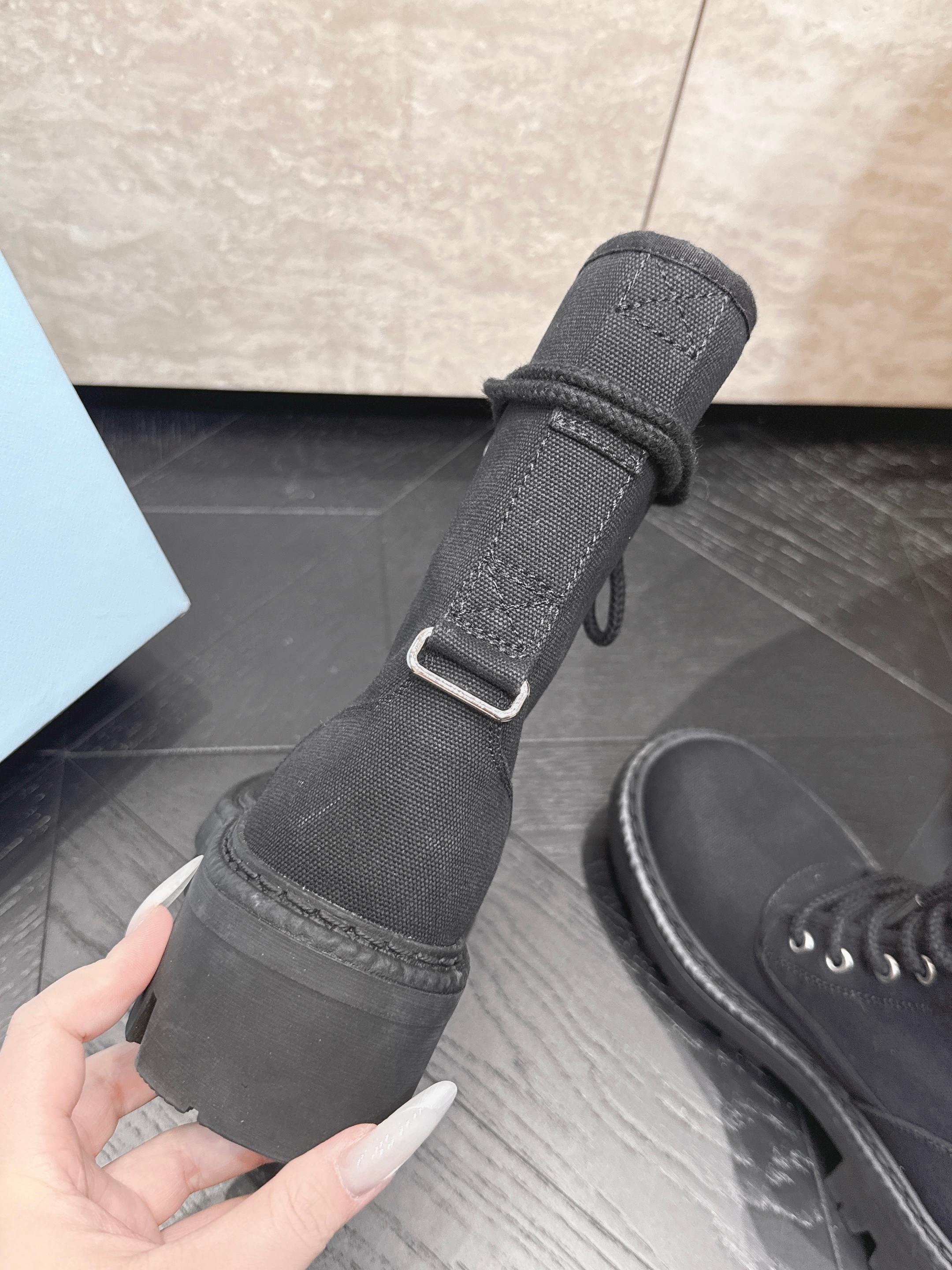 Prada​​｜普拉达26ss 废土厚底工装靴​​ 马丁靴  Prada这款工装靴采用帆布做旧风格，厚底加防滑齿纹橡胶大