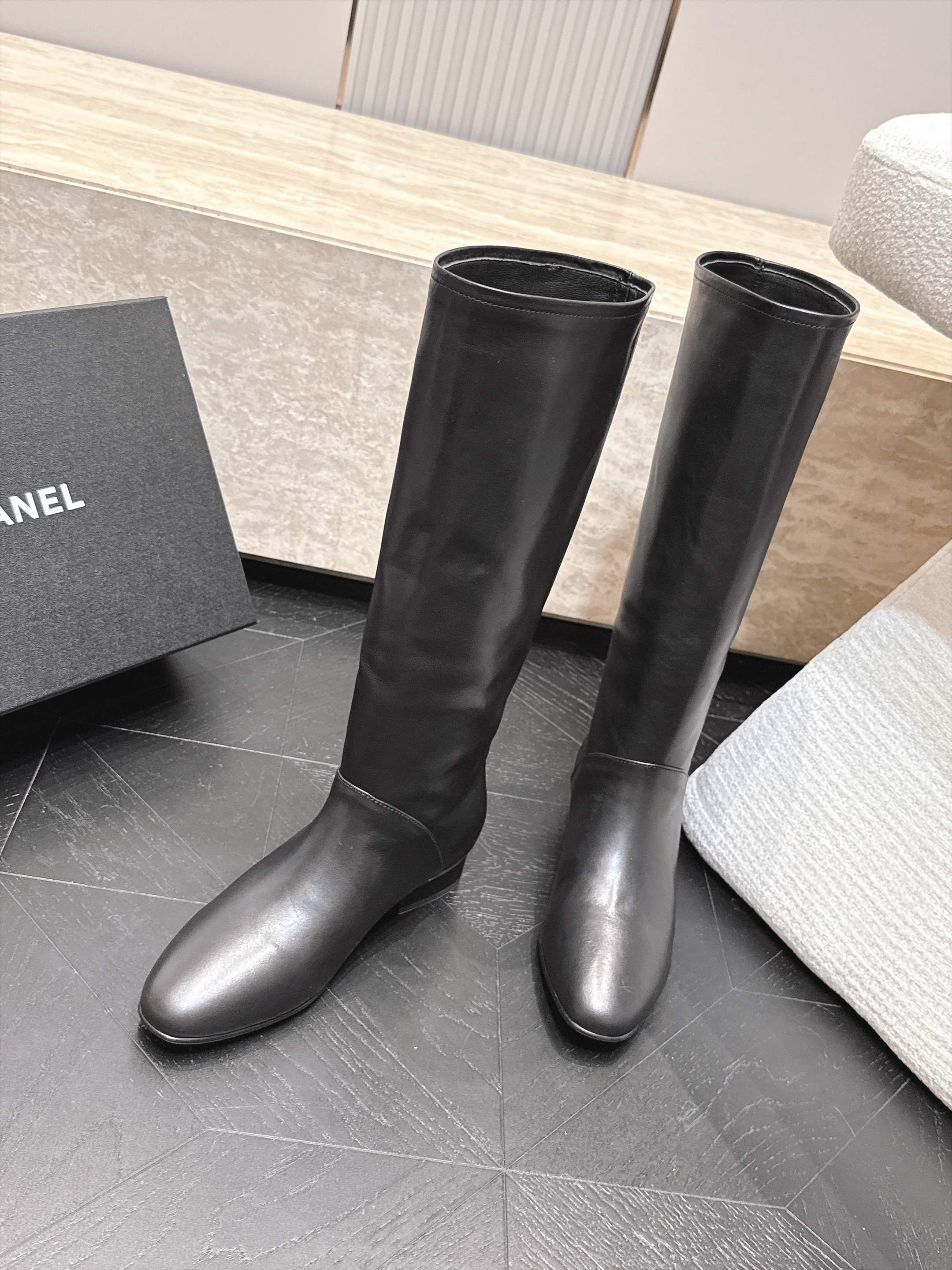 香奈儿 CHANEL 26秋冬新款靴系列 高筒靴马丁靴 骑士靴 经典百搭系列 秋冬季时尚 版型超正 每款靴型超显 香奈儿 CHANEL 26秋冬新款靴系列 高筒靴马丁靴 骑士靴 经典百搭系列 秋冬季时尚 版型超正 每款靴型超显