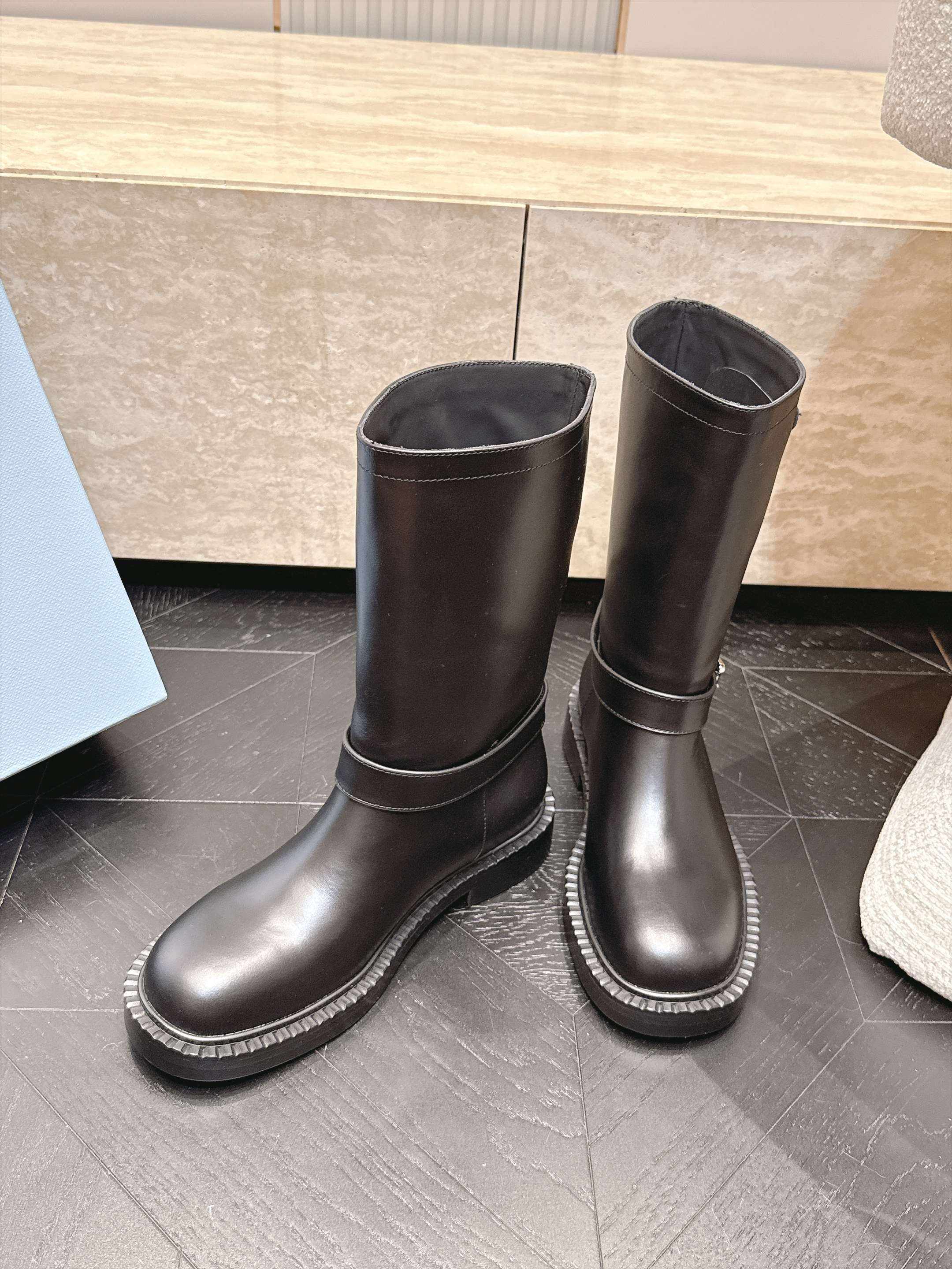 中筒 Prada/普拉达F041 2026ss秋冬最新款厚底马丁靴中筒靴长靴,非常耐看的一款 走秀款中筒靴 原版复 中筒 Prada/普拉达F041 2026ss秋冬最新款厚底马丁靴中筒靴长靴,非常耐看的一款 走秀款中筒靴 原版复
