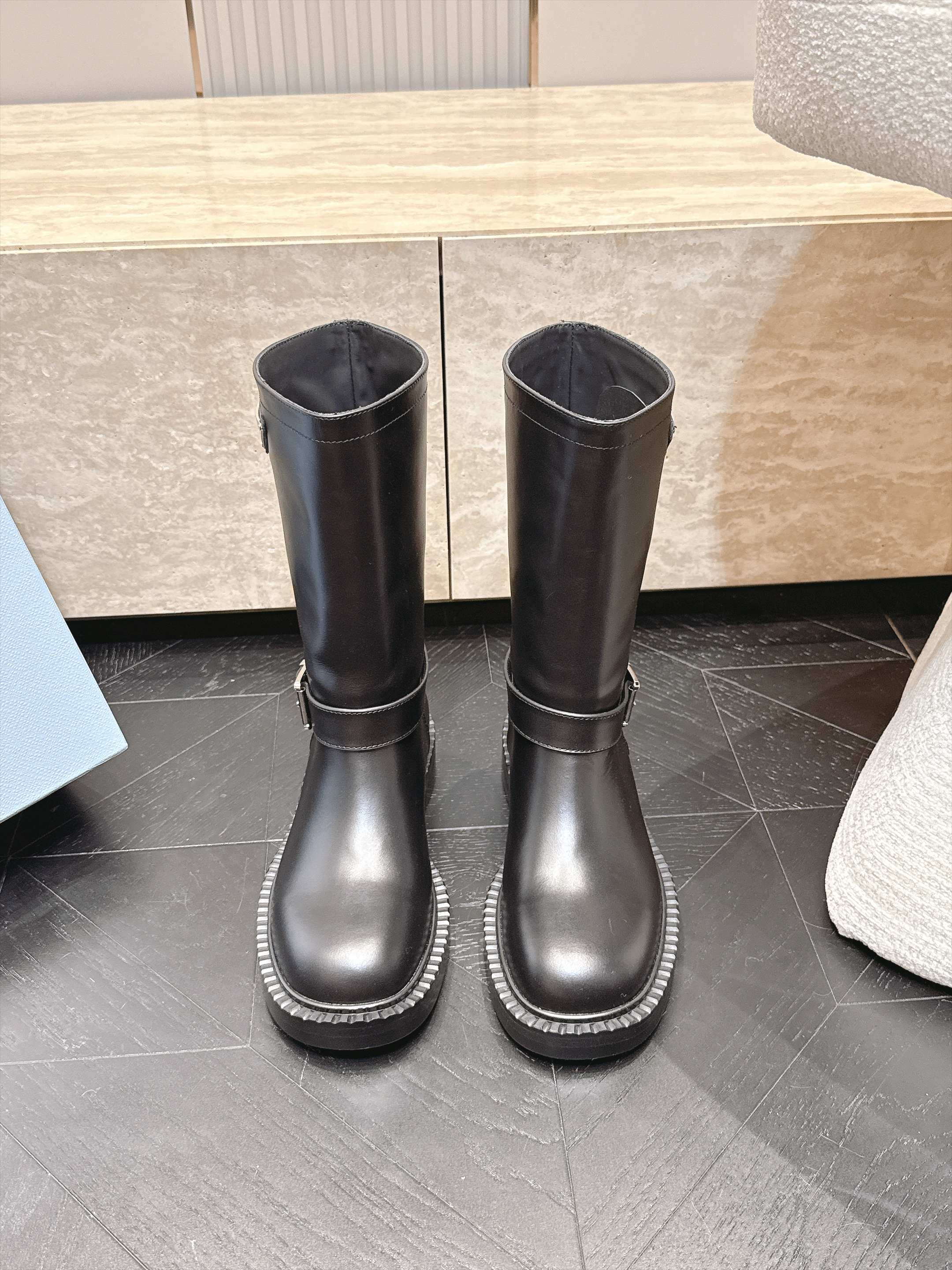 中筒    Prada/普拉达F041 2026ss秋冬最新款厚底马丁靴中筒靴长靴，非常耐看的一款 走秀款中筒靴 原版复