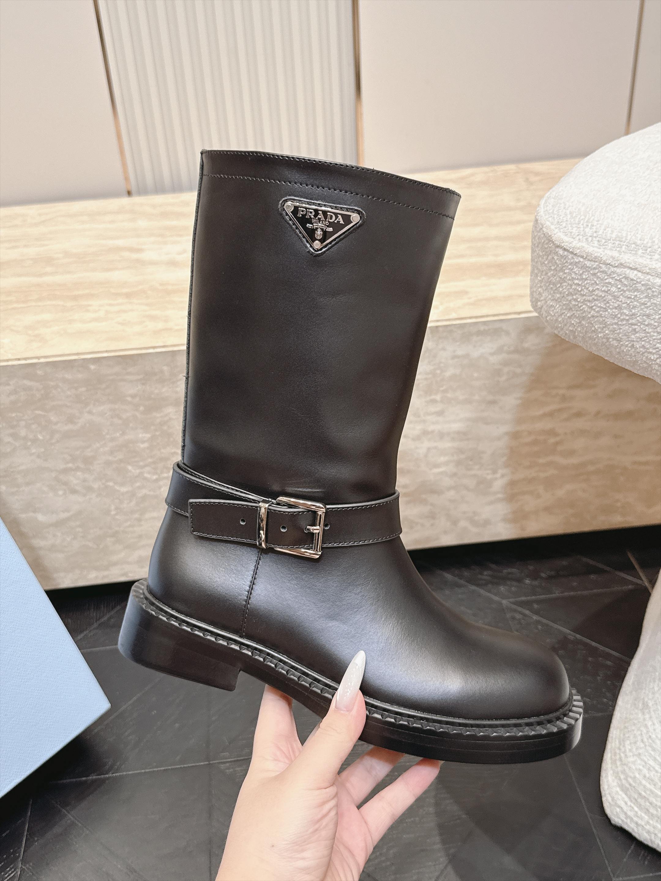 中筒 Prada/普拉达F041 2026ss秋冬最新款厚底马丁靴中筒靴长靴,非常耐看的一款 走秀款中筒靴 原版复 中筒 Prada/普拉达F041 2026ss秋冬最新款厚底马丁靴中筒靴长靴,非常耐看的一款 走秀款中筒靴 原版复