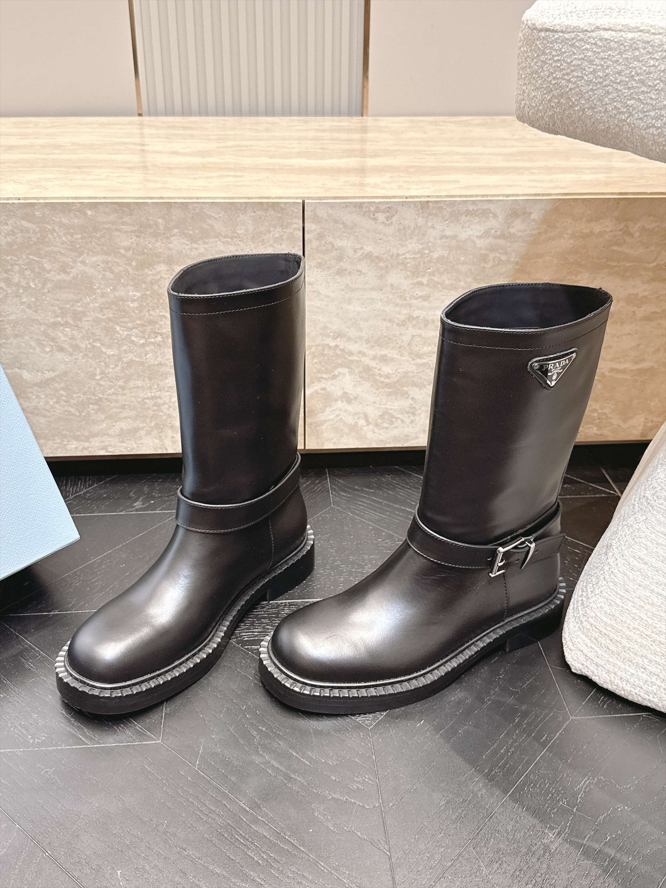 中筒 Prada/普拉达F041 2026ss秋冬最新款厚底马丁靴中筒靴长靴,非常耐看的一款 走秀款中筒靴 原版复 中筒 Prada/普拉达F041 2026ss秋冬最新款厚底马丁靴中筒靴长靴,非常耐看的一款 走秀款中筒靴 原版复