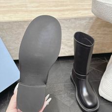 中筒 Prada/普拉达F041 2026ss秋冬最新款厚底马丁靴中筒靴长靴,非常耐看的一款 走秀款中筒靴 原版复 中筒 Prada/普拉达F041 2026ss秋冬最新款厚底马丁靴中筒靴长靴,非常耐看的一款 走秀款中筒靴 原版复
