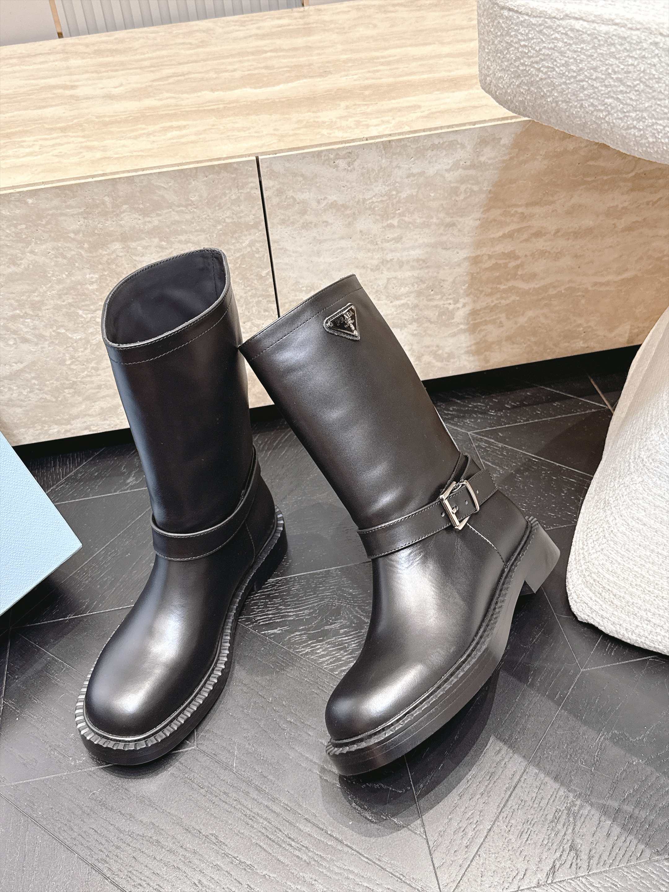 中筒 Prada/普拉达F041 2026ss秋冬最新款厚底马丁靴中筒靴长靴,非常耐看的一款 走秀款中筒靴 原版复 中筒 Prada/普拉达F041 2026ss秋冬最新款厚底马丁靴中筒靴长靴,非常耐看的一款 走秀款中筒靴 原版复
