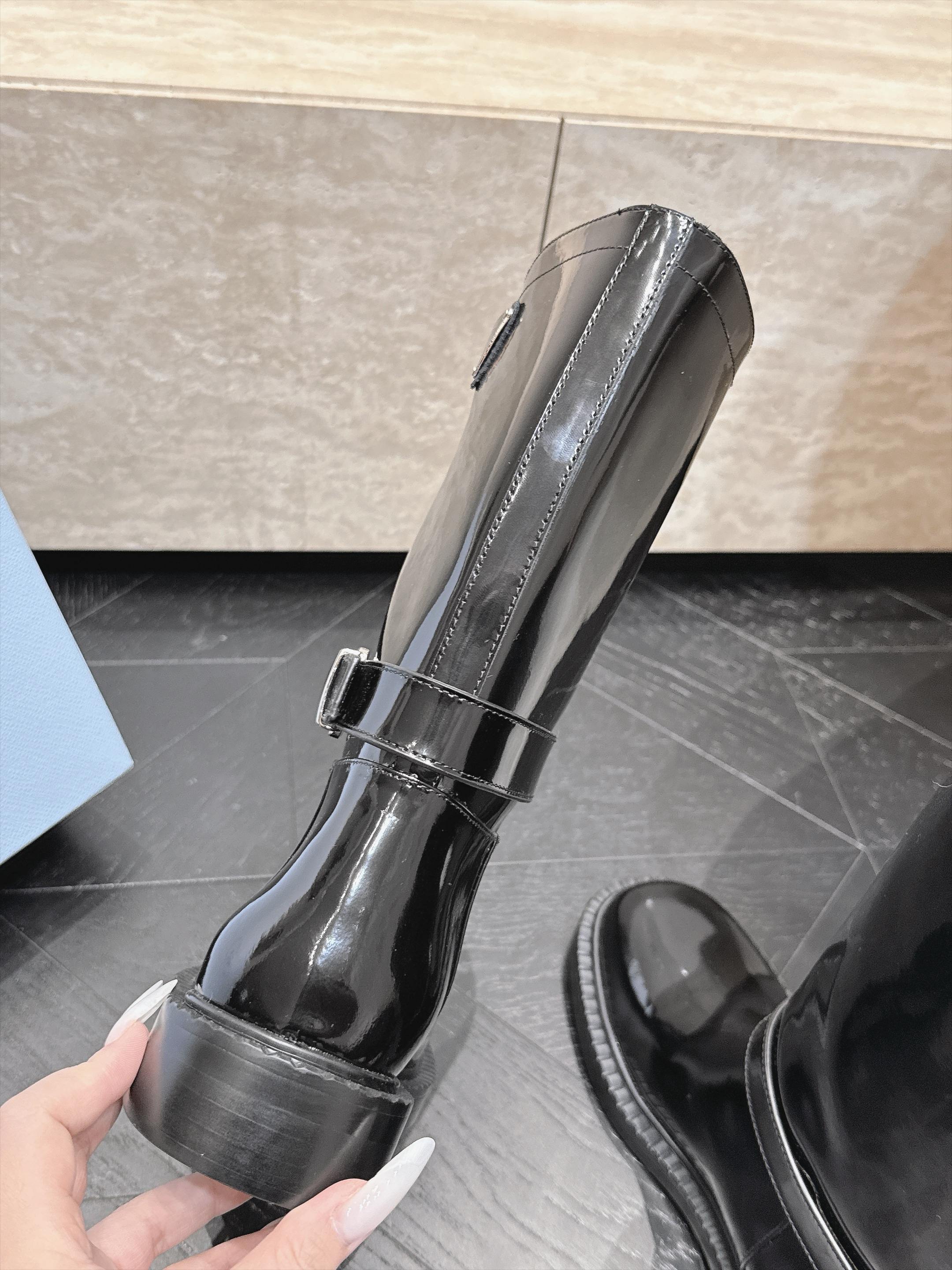 中筒 Prada/普拉达F041 2026ss秋冬最新款厚底马丁靴中筒靴长靴,非常耐看的一款 走秀款中筒靴 原版复 中筒 Prada/普拉达F041 2026ss秋冬最新款厚底马丁靴中筒靴长靴,非常耐看的一款 走秀款中筒靴 原版复