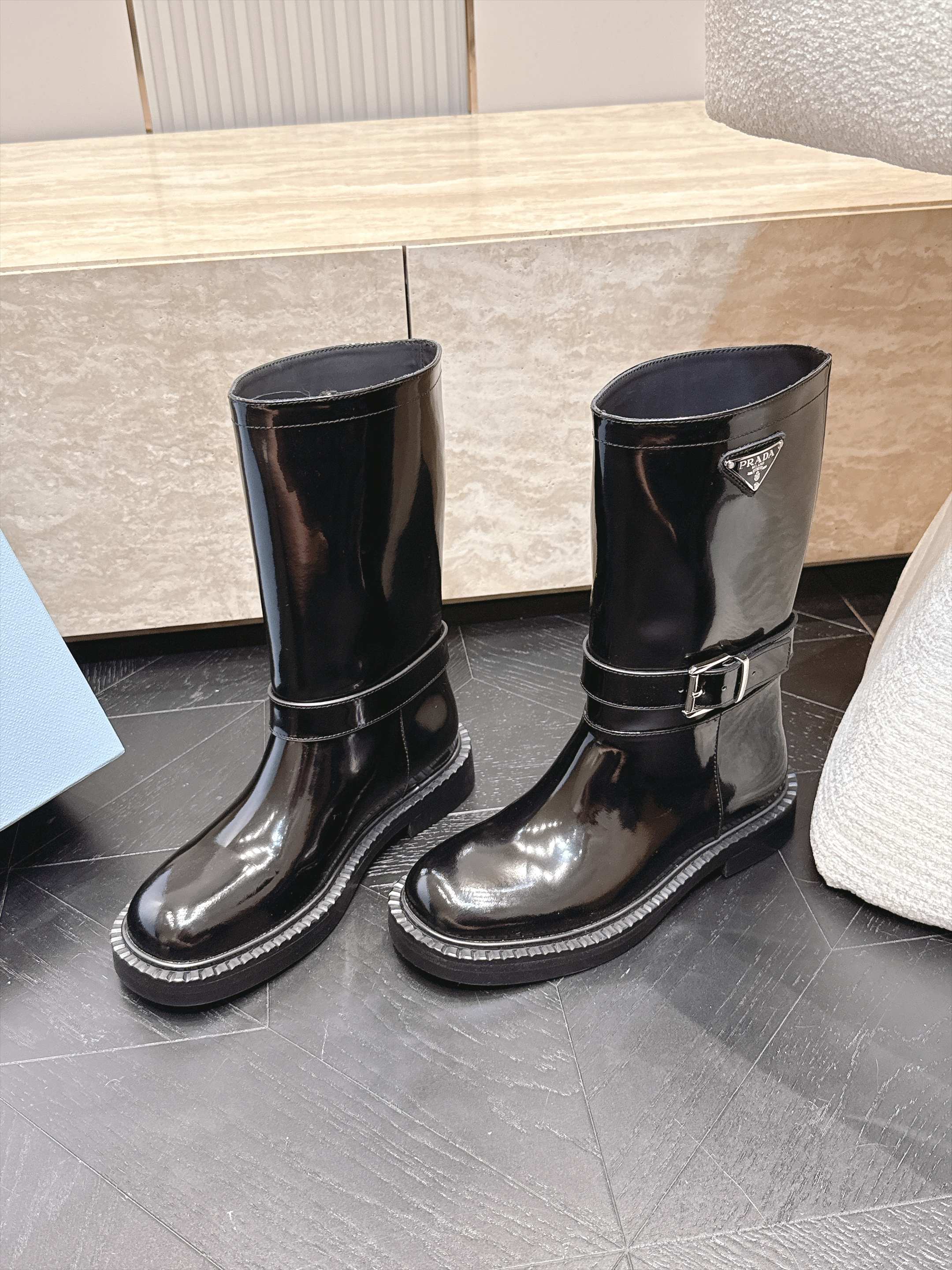 中筒 Prada/普拉达F041 2026ss秋冬最新款厚底马丁靴中筒靴长靴,非常耐看的一款 走秀款中筒靴 原版复 中筒 Prada/普拉达F041 2026ss秋冬最新款厚底马丁靴中筒靴长靴,非常耐看的一款 走秀款中筒靴 原版复