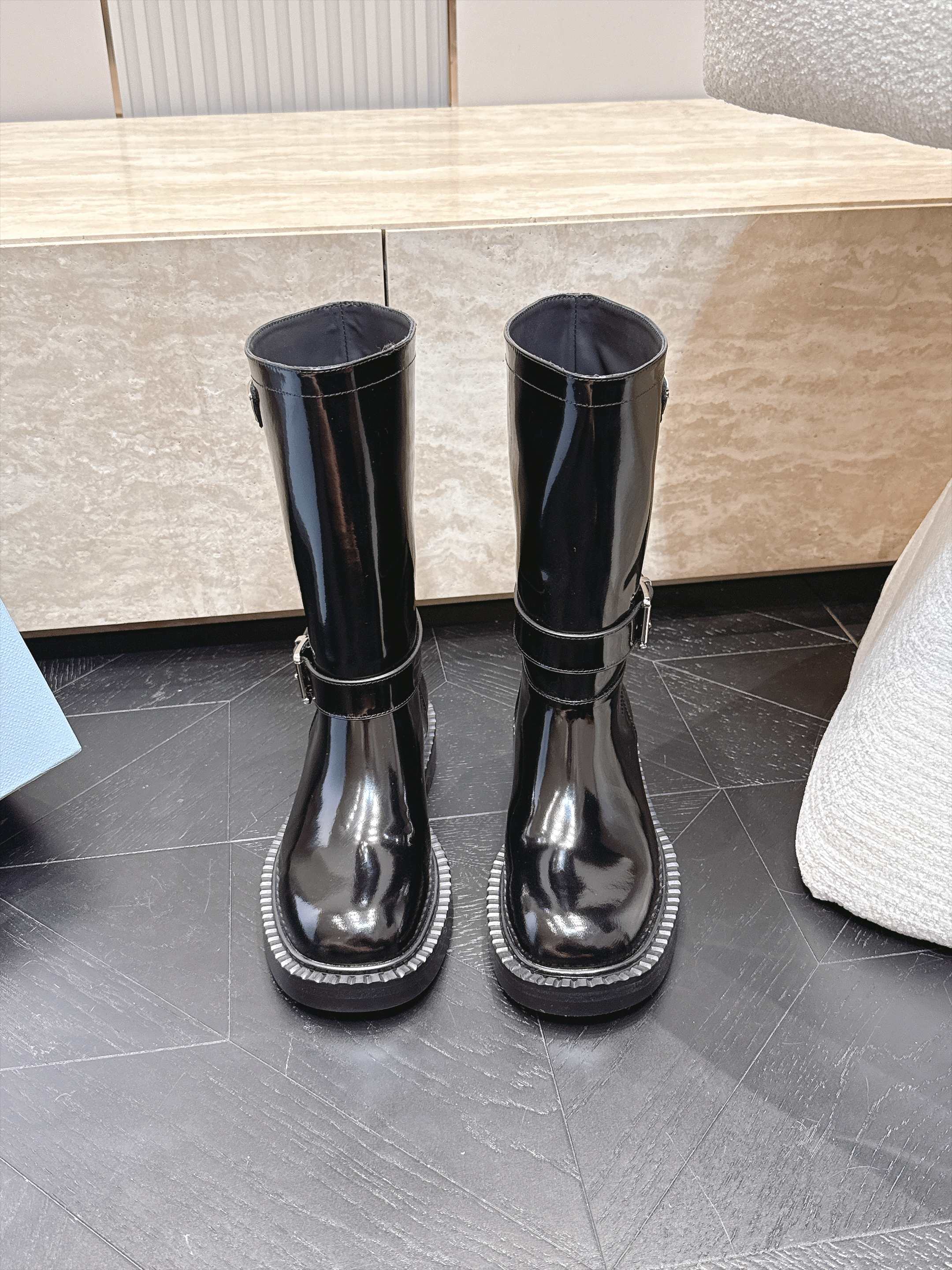 中筒    Prada/普拉达F041 2026ss秋冬最新款厚底马丁靴中筒靴长靴，非常耐看的一款 走秀款中筒靴 原版复
