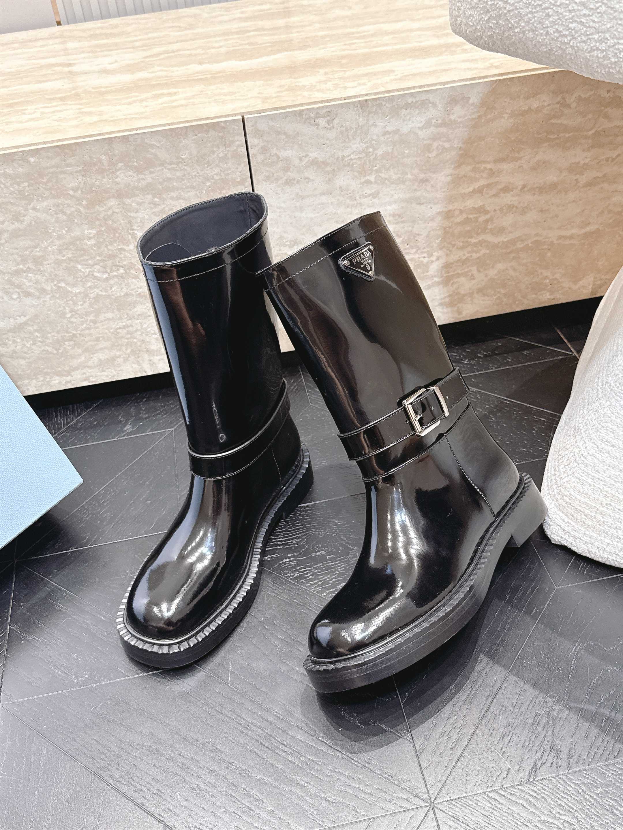 中筒 Prada/普拉达F041 2026ss秋冬最新款厚底马丁靴中筒靴长靴,非常耐看的一款 走秀款中筒靴 原版复 中筒 Prada/普拉达F041 2026ss秋冬最新款厚底马丁靴中筒靴长靴,非常耐看的一款 走秀款中筒靴 原版复
