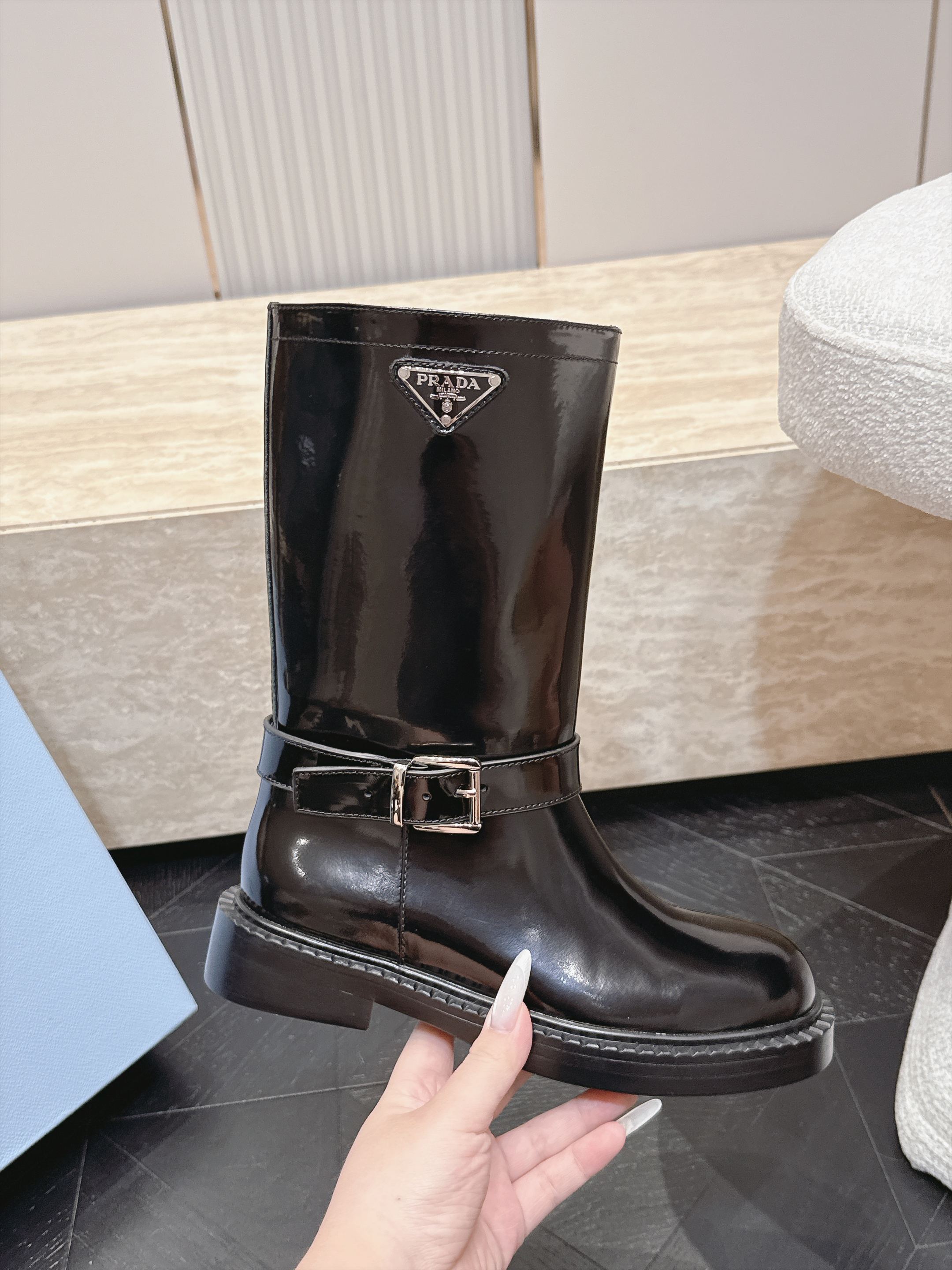 中筒 Prada/普拉达F041 2026ss秋冬最新款厚底马丁靴中筒靴长靴,非常耐看的一款 走秀款中筒靴 原版复 中筒 Prada/普拉达F041 2026ss秋冬最新款厚底马丁靴中筒靴长靴,非常耐看的一款 走秀款中筒靴 原版复