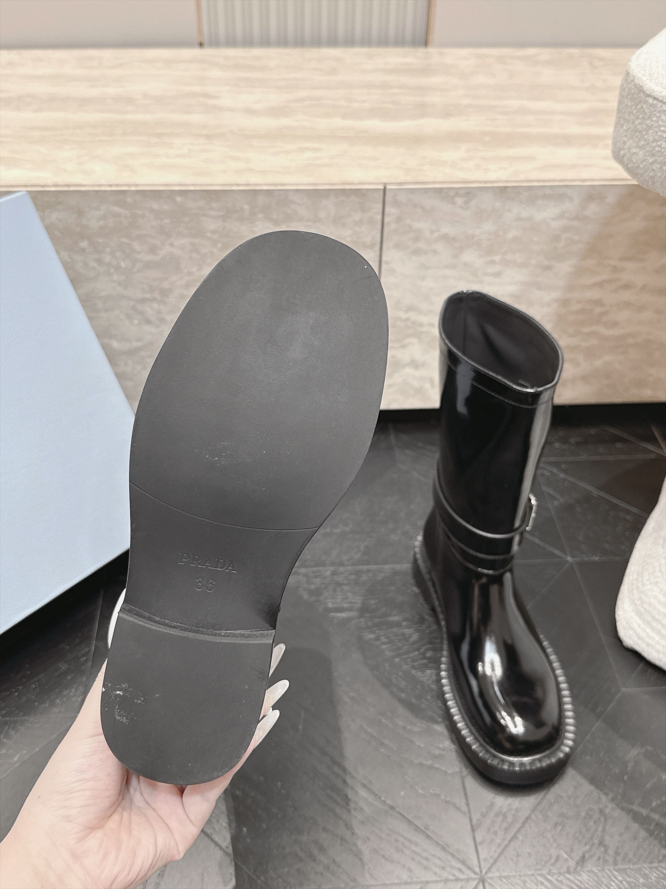 中筒 Prada/普拉达F041 2026ss秋冬最新款厚底马丁靴中筒靴长靴,非常耐看的一款 走秀款中筒靴 原版复 中筒 Prada/普拉达F041 2026ss秋冬最新款厚底马丁靴中筒靴长靴,非常耐看的一款 走秀款中筒靴 原版复
