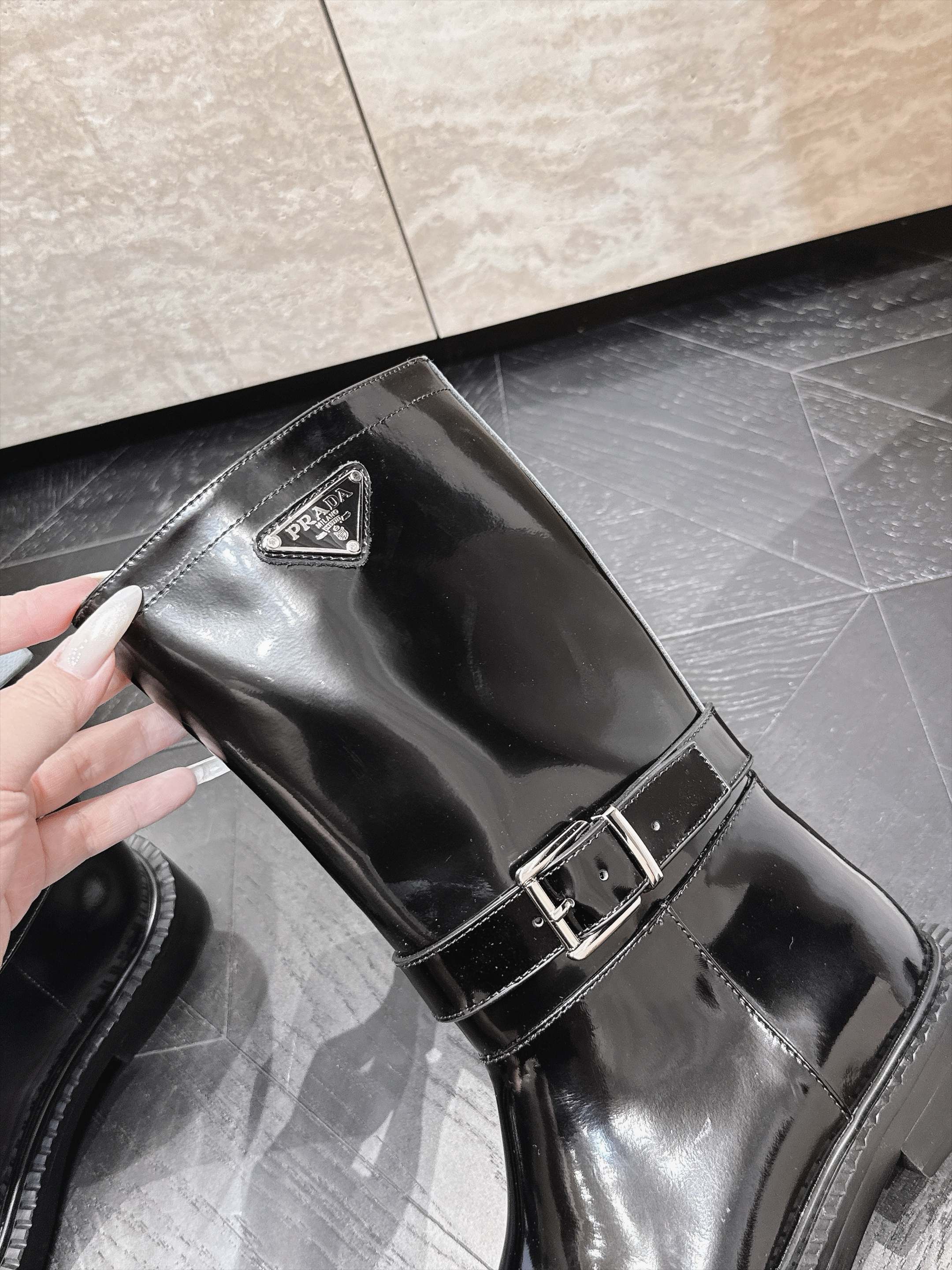 中筒 Prada/普拉达F041 2026ss秋冬最新款厚底马丁靴中筒靴长靴,非常耐看的一款 走秀款中筒靴 原版复 中筒 Prada/普拉达F041 2026ss秋冬最新款厚底马丁靴中筒靴长靴,非常耐看的一款 走秀款中筒靴 原版复