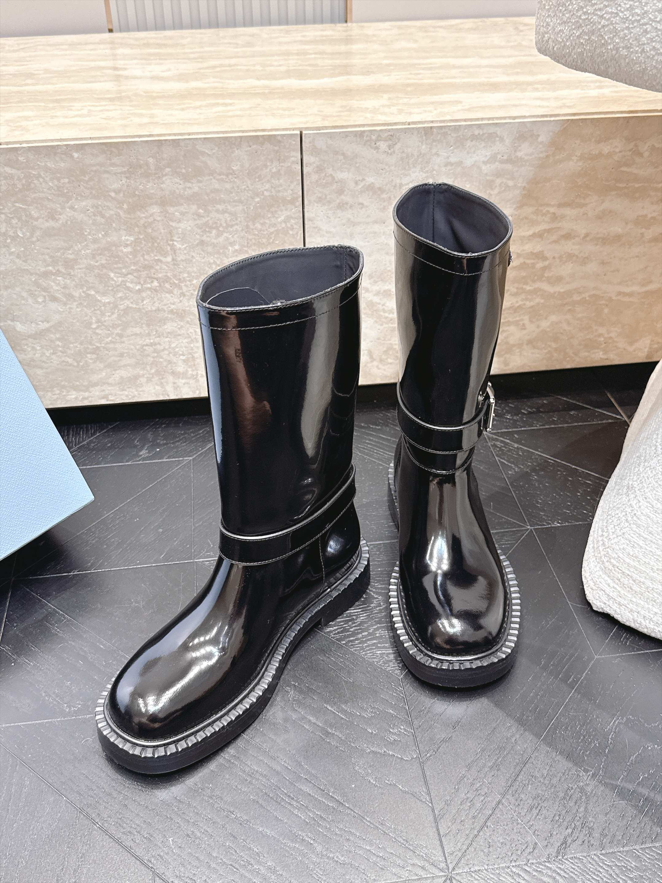 中筒 Prada/普拉达F041 2026ss秋冬最新款厚底马丁靴中筒靴长靴,非常耐看的一款 走秀款中筒靴 原版复 中筒 Prada/普拉达F041 2026ss秋冬最新款厚底马丁靴中筒靴长靴,非常耐看的一款 走秀款中筒靴 原版复