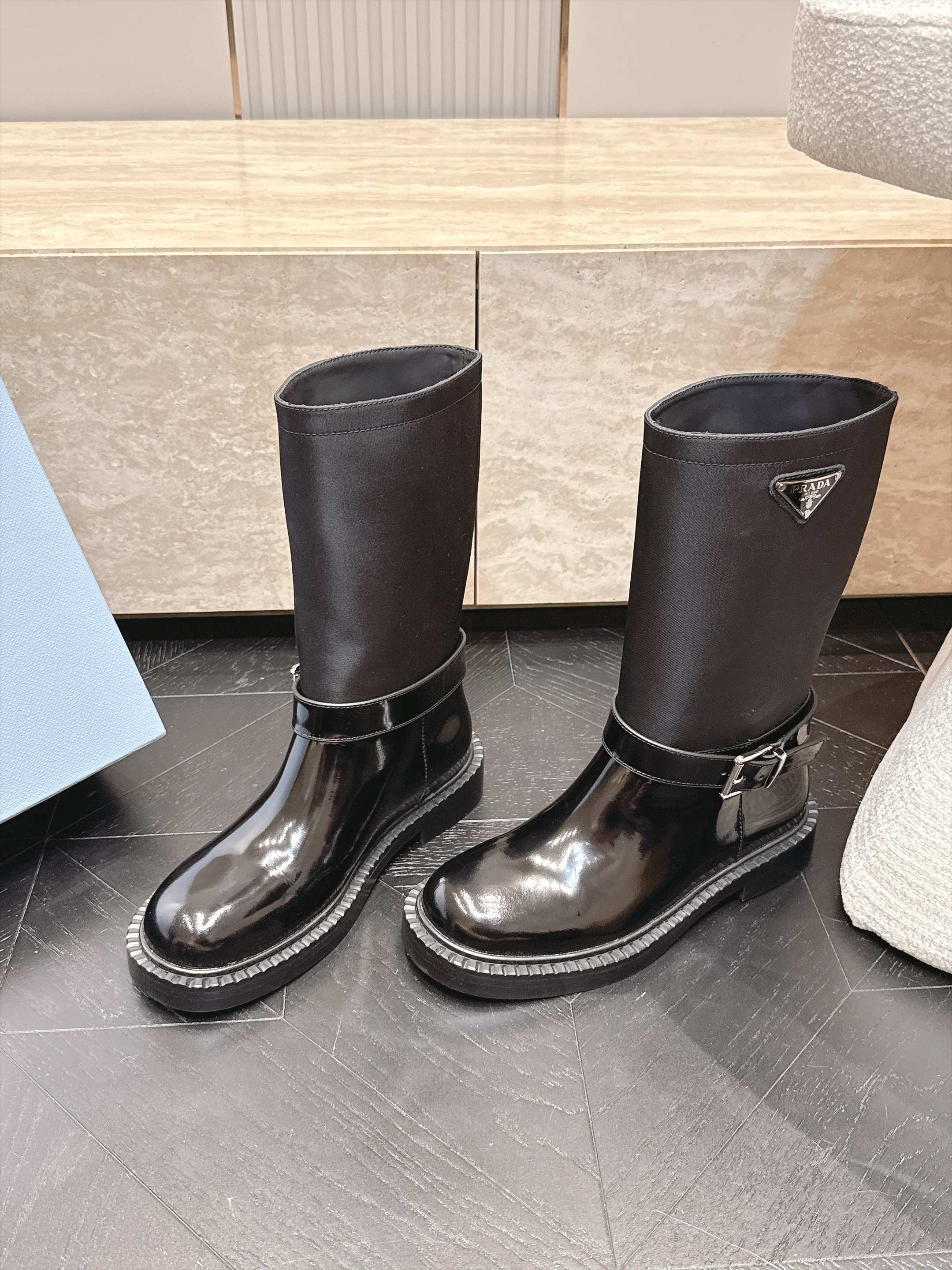 中筒 Prada/普拉达F041 2026ss秋冬最新款厚底马丁靴中筒靴长靴,非常耐看的一款 走秀款中筒靴 原版复 中筒 Prada/普拉达F041 2026ss秋冬最新款厚底马丁靴中筒靴长靴,非常耐看的一款 走秀款中筒靴 原版复