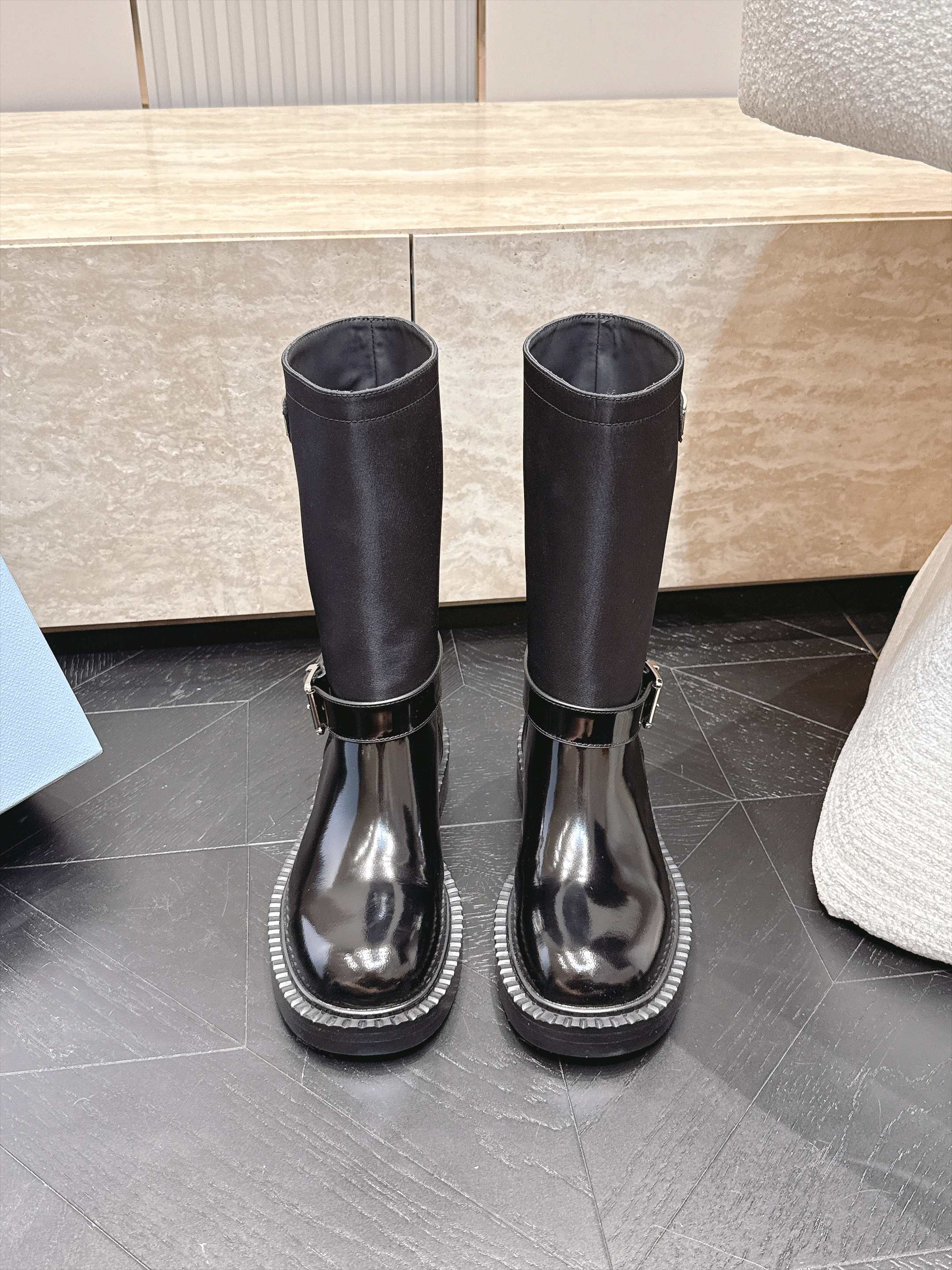 中筒    Prada/普拉达F041 2026ss秋冬最新款厚底马丁靴中筒靴长靴，非常耐看的一款 走秀款中筒靴 原版复